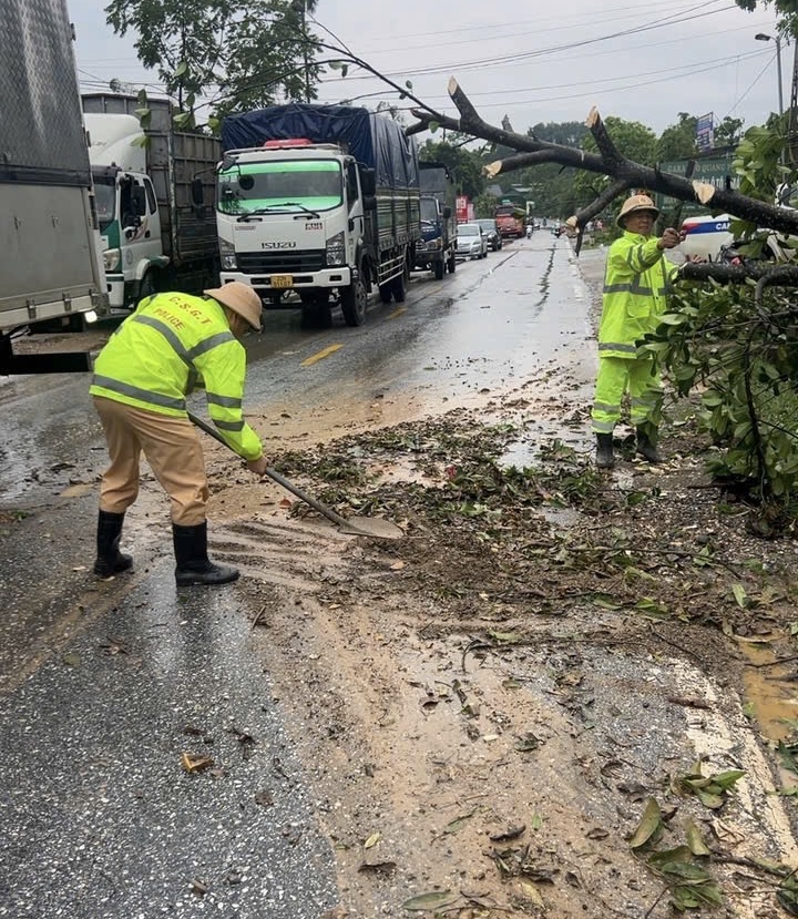Tuy&ecirc;n Quang: CSGT dọn c&acirc;y đổ, đất đ&aacute; gi&uacute;p người d&acirc;n an to&agrave;n qua đoạn ngập &uacute;ng tr&ecirc;n QL2- Ảnh 3.