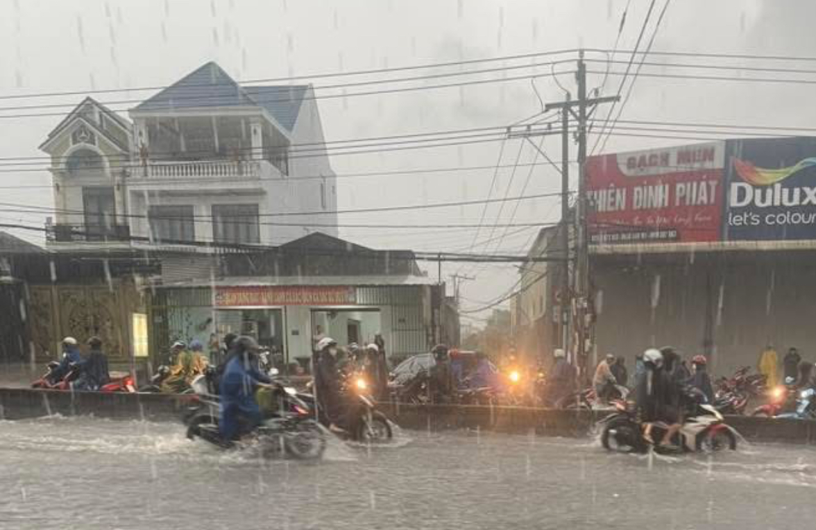 Mưa như tr&uacute;t, nhiều tuyến đường ngập s&acirc;u, &ugrave;n tắc, người đi xe m&aacute;y ng&atilde; nho&agrave;i- Ảnh 2.