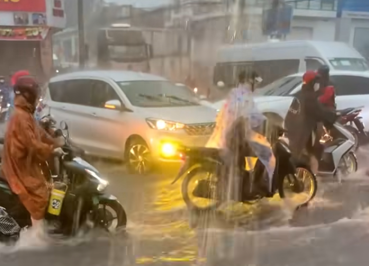 Mưa như tr&uacute;t, nhiều tuyến đường ngập s&acirc;u, &ugrave;n tắc, người đi xe m&aacute;y ng&atilde; nho&agrave;i- Ảnh 3.