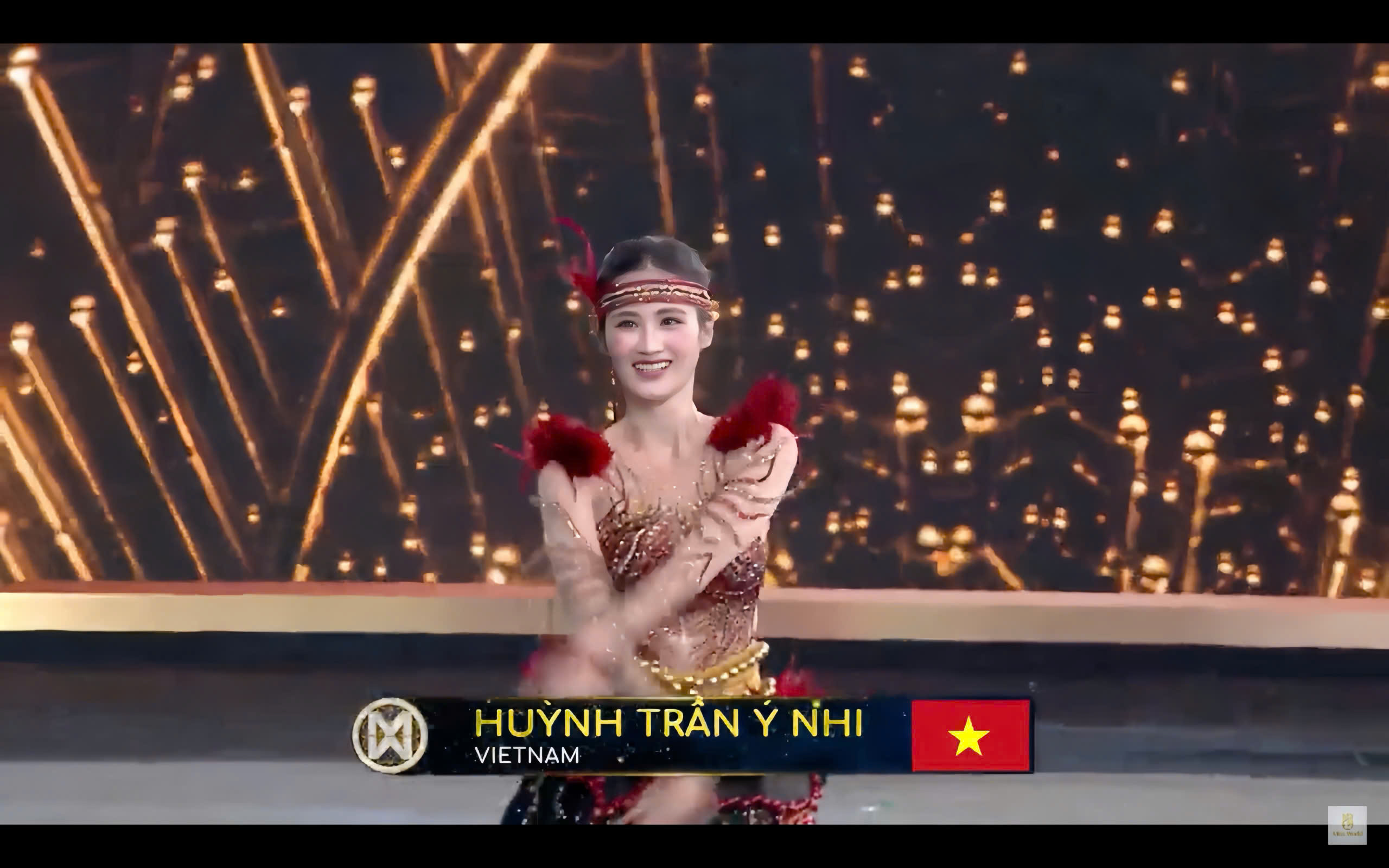 Hoa hậu &Yacute; Nhi diện trang phục d&acirc;n tộc T&acirc;y Nguy&ecirc;n tại đ&ecirc;m khai mạc Miss World 72- Ảnh 2.