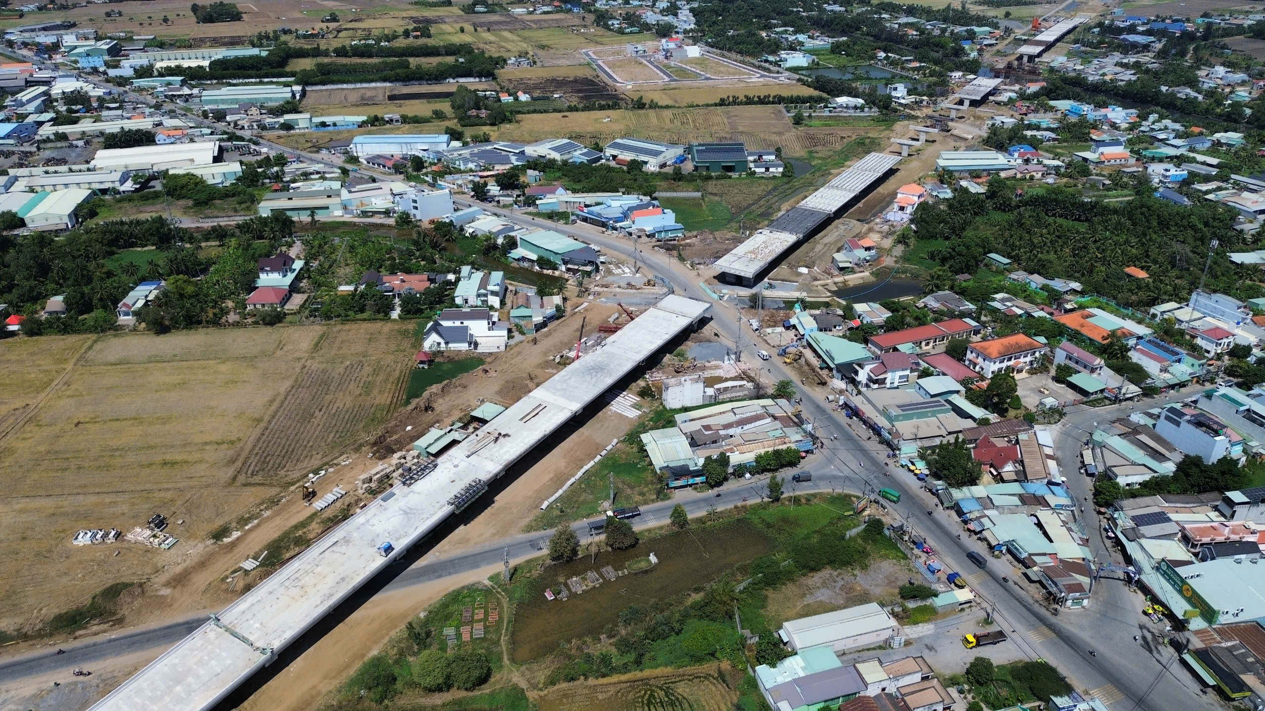 Hoàn thành cầu vượt ngang Vành đai 3 nối cao tốc Bến Lức - Long Thành- Ảnh 1. Hoàn thành cầu vượt ngang Vành đai 3 nối cao tốc Bến Lức - Long Thành- Ảnh 1.
