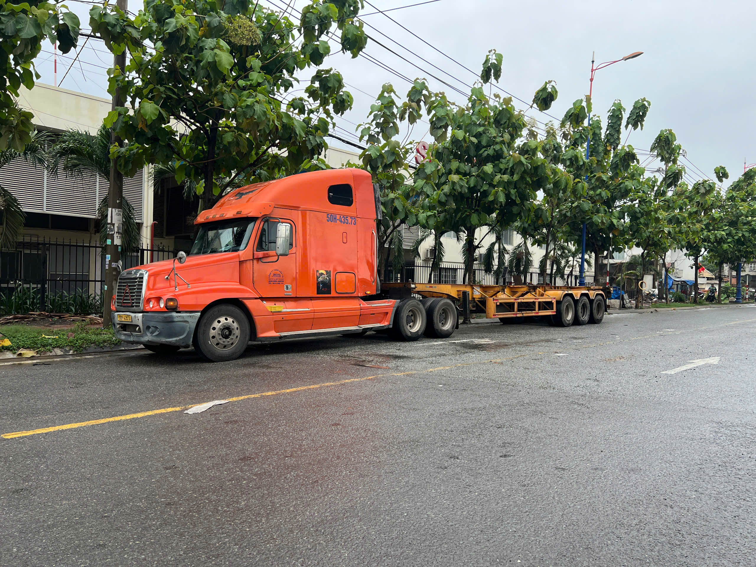 Xe container c&aacute;n chết người đi xe m&aacute;y, t&agrave;i xế vẫn thản nhi&ecirc;n đi giao nhận h&agrave;ng- Ảnh 2.