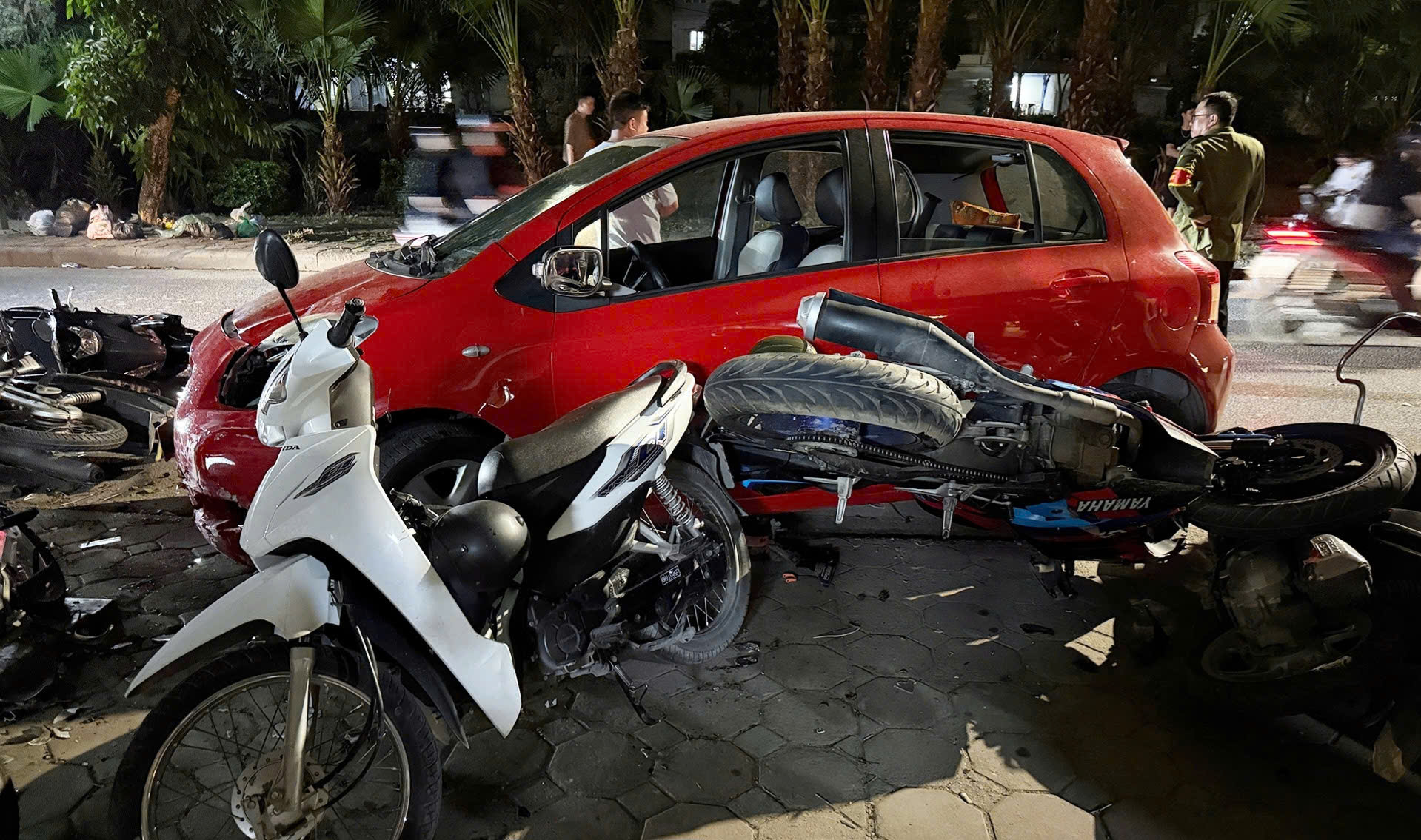 Hà Nội: Danh tính tài xế ô tô con đâm liên hoàn 6 xe máy làm 2 người bị thương- Ảnh 1. Hà Nội: Danh tính tài xế ô tô con đâm liên hoàn 6 xe máy làm 2 người bị thương- Ảnh 1.