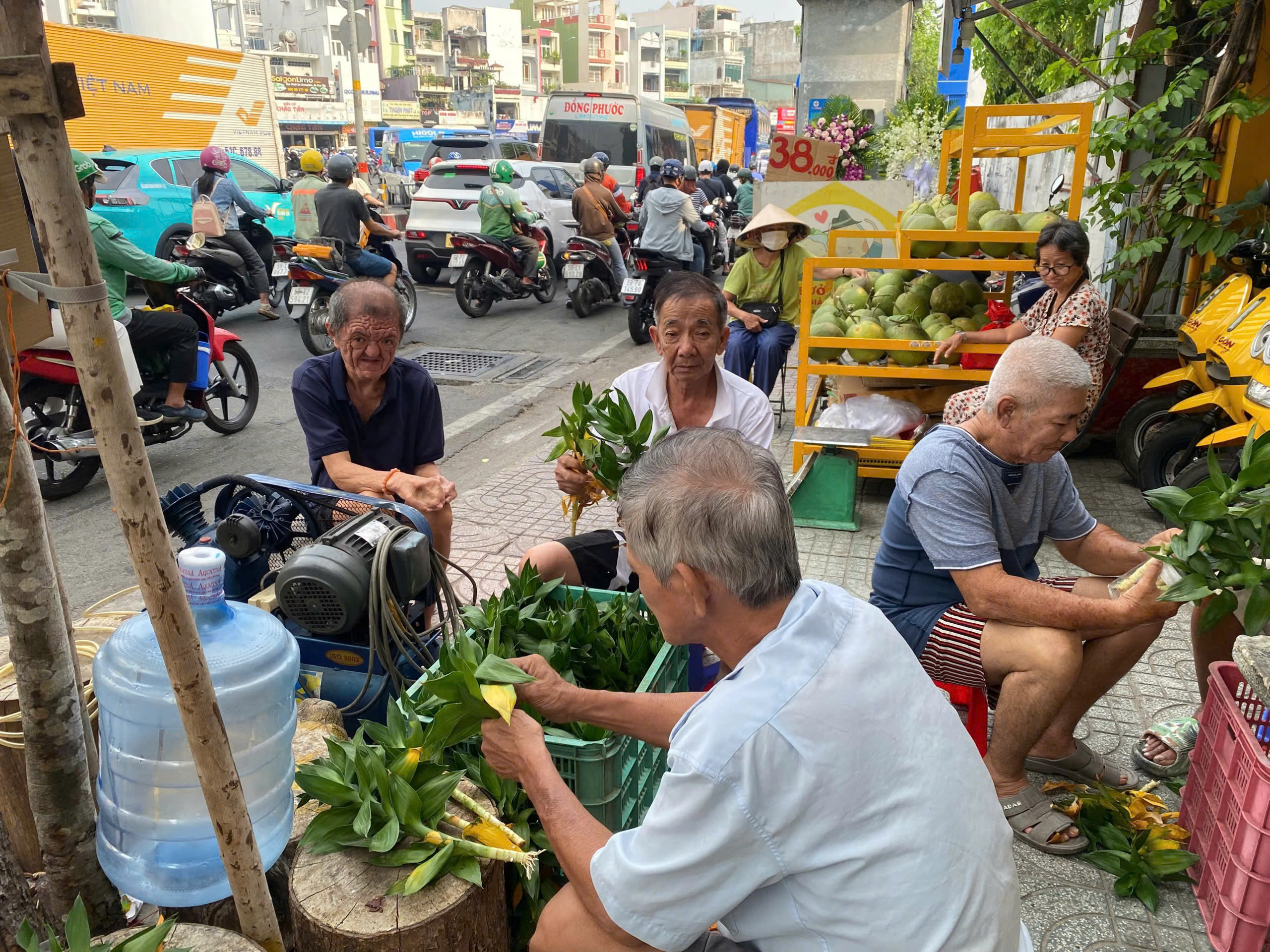 &ldquo;Họa mi n&uacute;i rừng&rdquo; h&aacute;t hết m&igrave;nh c&ugrave;ng người gi&agrave; neo đơn ở TP.HCM- Ảnh 4.