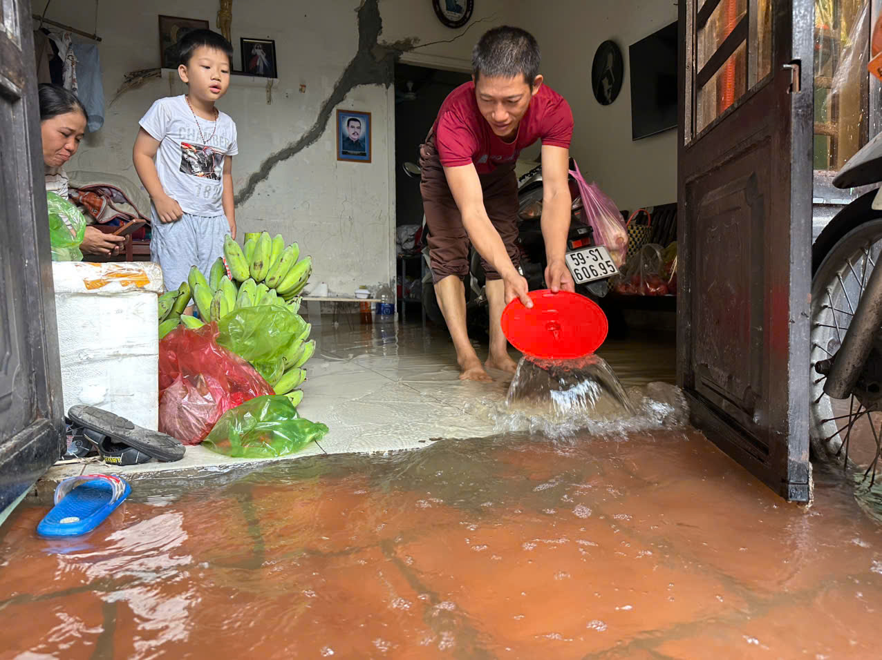 Nh&agrave; ngập nhiều ng&agrave;y sau cơn mưa lớn nhất 8 năm, người d&acirc;n Thủ Đức ng&aacute;n ngẩm- Ảnh 4.