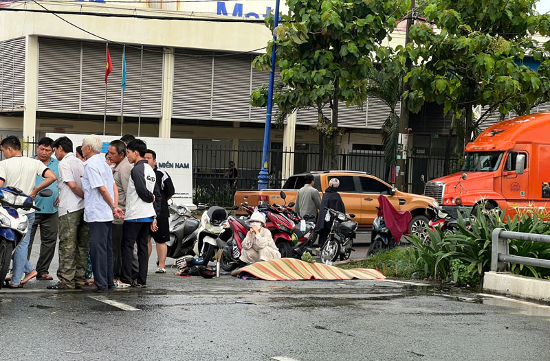 Hiện trường vụ tai nạn khiến ông P tử vong tại chỗ. Hiện trường vụ tai nạn khiến ông P tử vong tại chỗ.