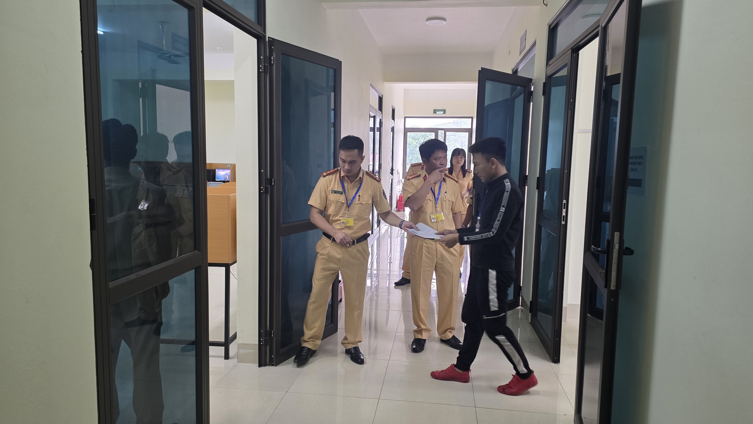 169 th&iacute; sinh dự kỳ thi s&aacute;t hạch GPLX đầu ti&ecirc;n do C&ocirc;ng an Y&ecirc;n B&aacute;i tổ chức- Ảnh 7.