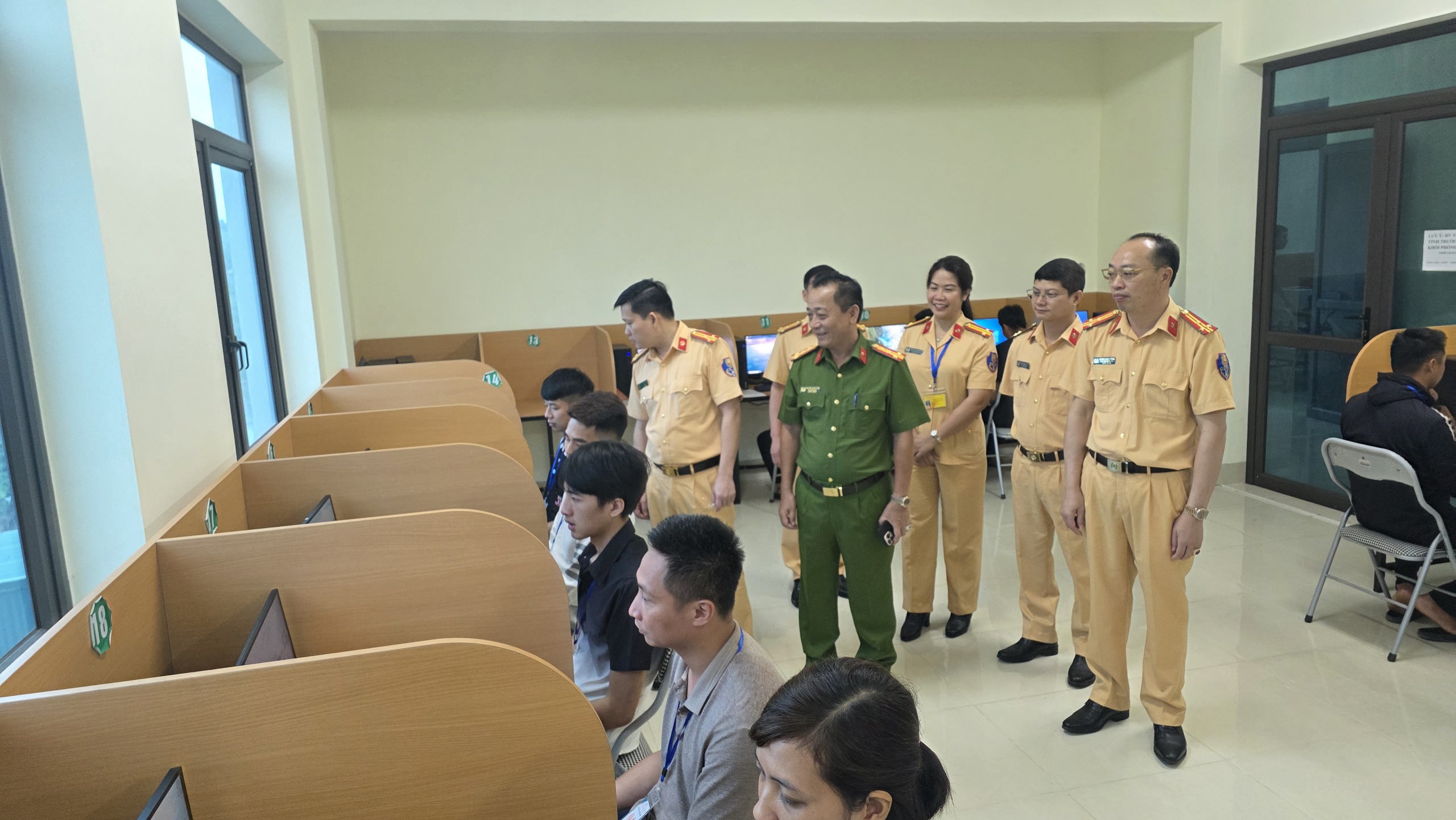 169 th&iacute; sinh dự kỳ thi s&aacute;t hạch GPLX đầu ti&ecirc;n do C&ocirc;ng an Y&ecirc;n B&aacute;i tổ chức- Ảnh 9.