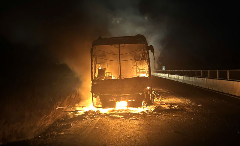 Xe khách bốc cháy ngùn ngụt trên cao tốc Vĩnh Hảo - Phan Thiết rạng sáng 10/5. Xe khách bốc cháy ngùn ngụt trên cao tốc Vĩnh Hảo - Phan Thiết rạng sáng 10/5.