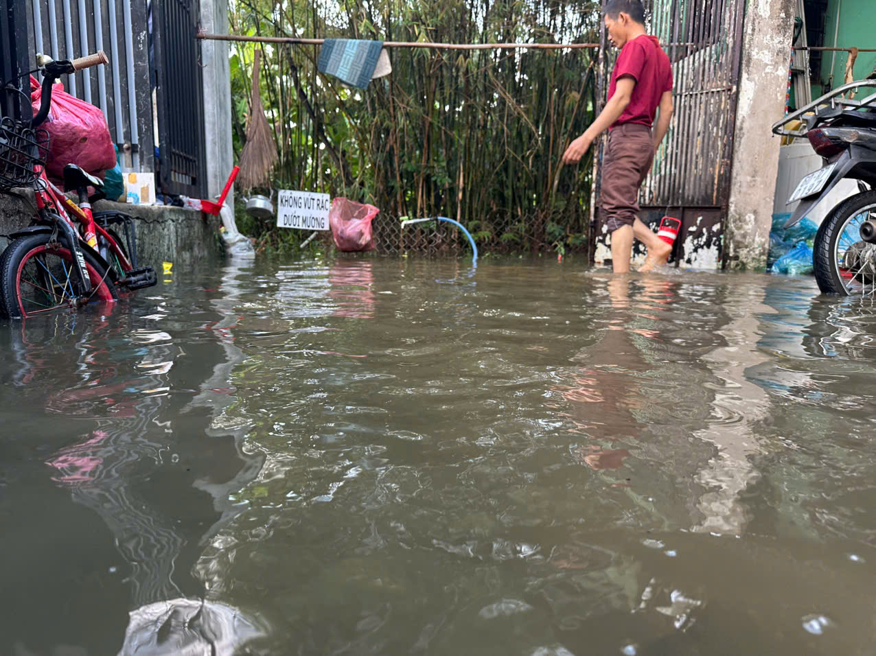 Nh&agrave; ngập nhiều ng&agrave;y sau cơn mưa lớn nhất 8 năm, người d&acirc;n Thủ Đức ng&aacute;n ngẩm- Ảnh 5.