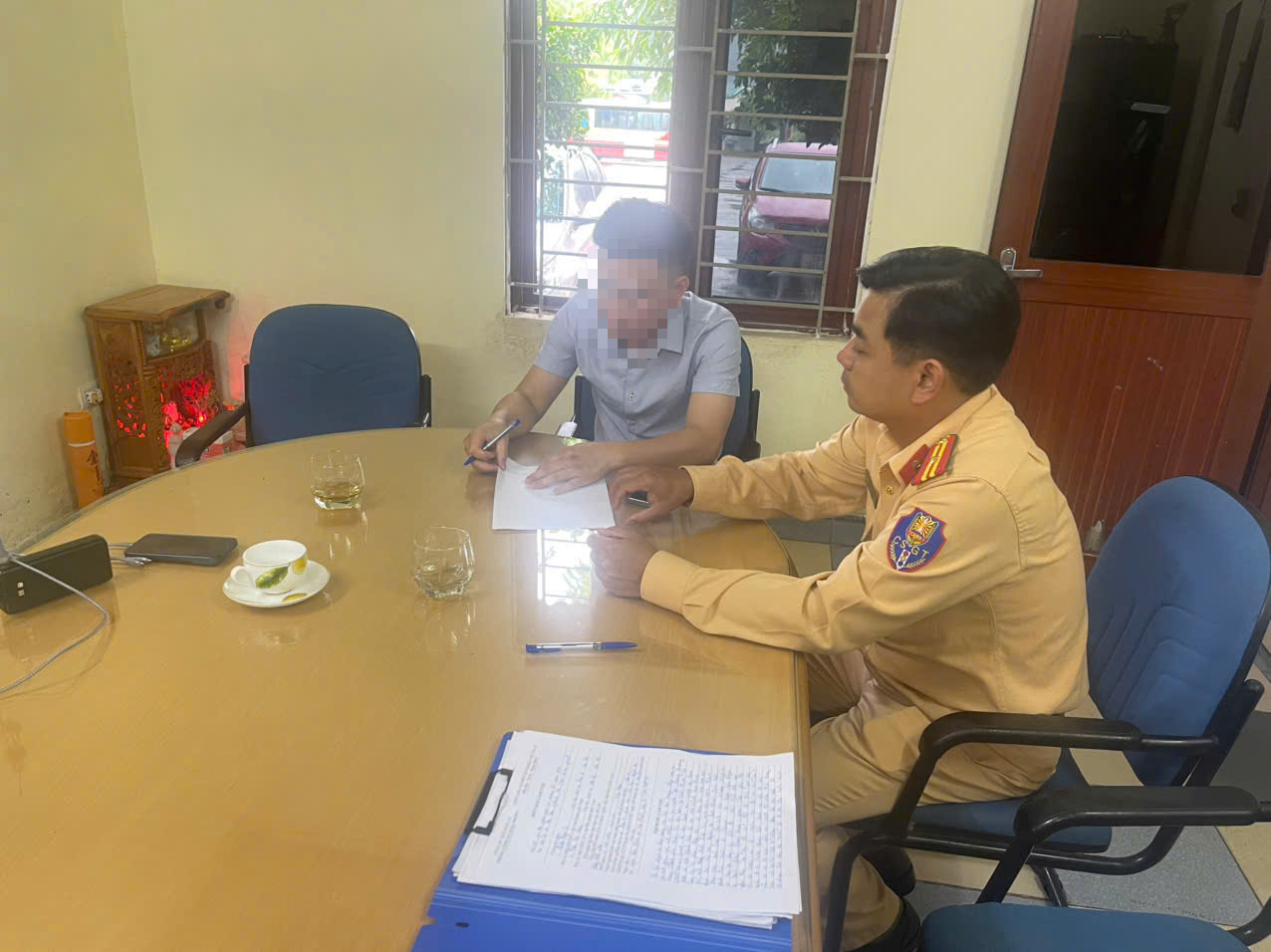 T&agrave;i xế xe bu&yacute;t đẩy cửa đập tr&uacute;ng 3 người tr&ecirc;n xe m&aacute;y bị phạt 5 triệu đồng- Ảnh 2.