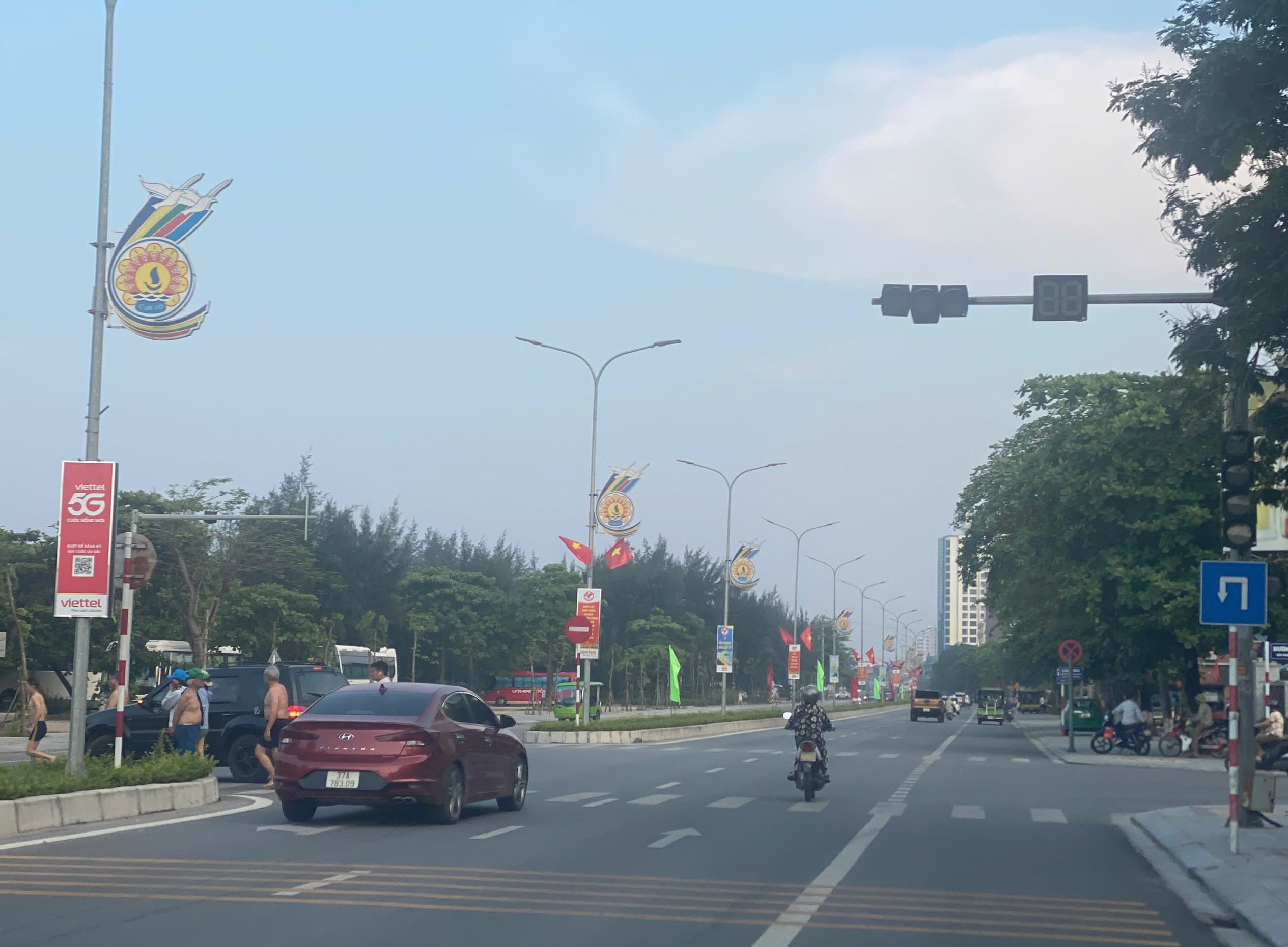 Tai nạn r&igrave;nh rập tr&ecirc;n tuyến đường đẹp nhất biển Cửa L&ograve; do 3 cụm đ&egrave;n t&iacute;n hiệu "bất động"- Ảnh 2.