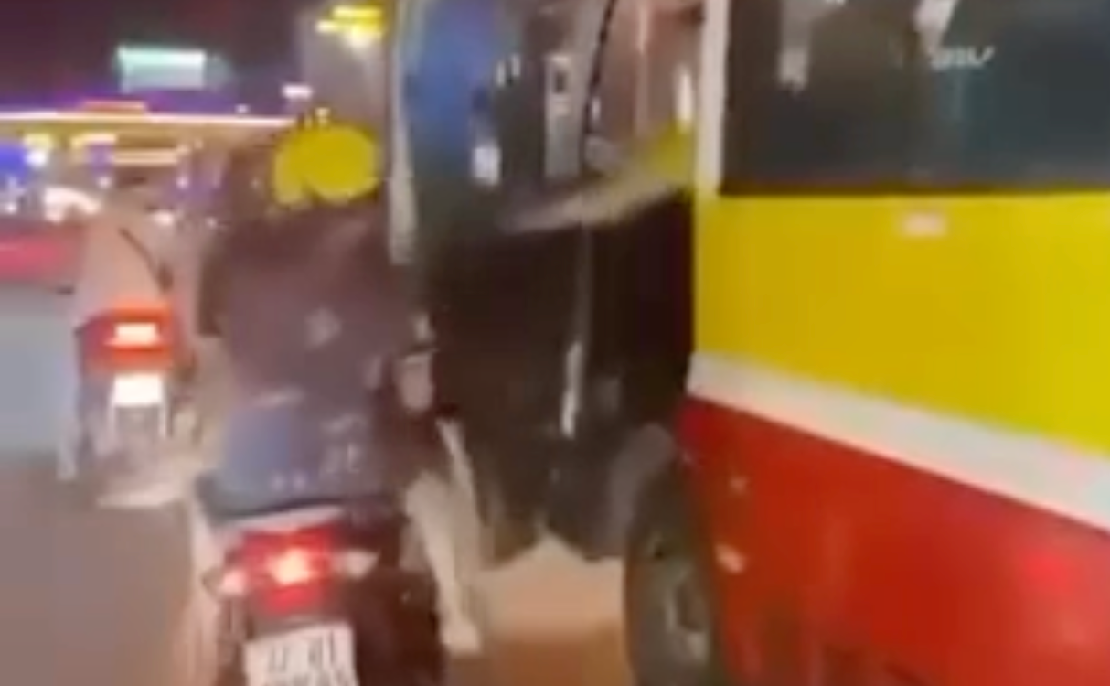 C&ocirc;ng an v&agrave;o cuộc vụ t&agrave;i xế xe bu&yacute;t đẩy cửa v&agrave;o 3 người tr&ecirc;n xe m&aacute;y- Ảnh 1.