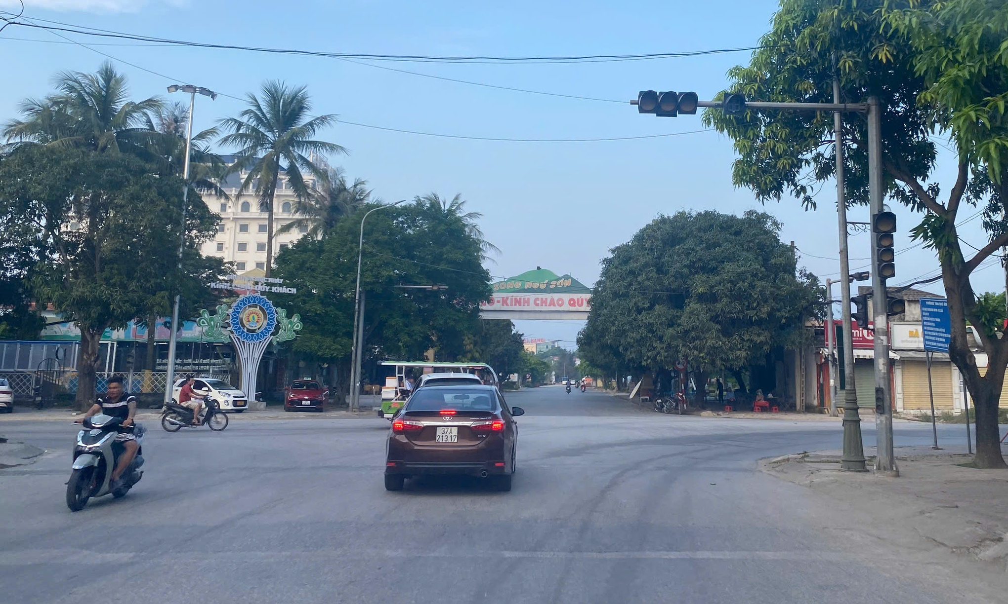 Tai nạn r&igrave;nh rập tr&ecirc;n tuyến đường đẹp nhất biển Cửa L&ograve; do 3 cụm đ&egrave;n t&iacute;n hiệu "bất động"- Ảnh 3.