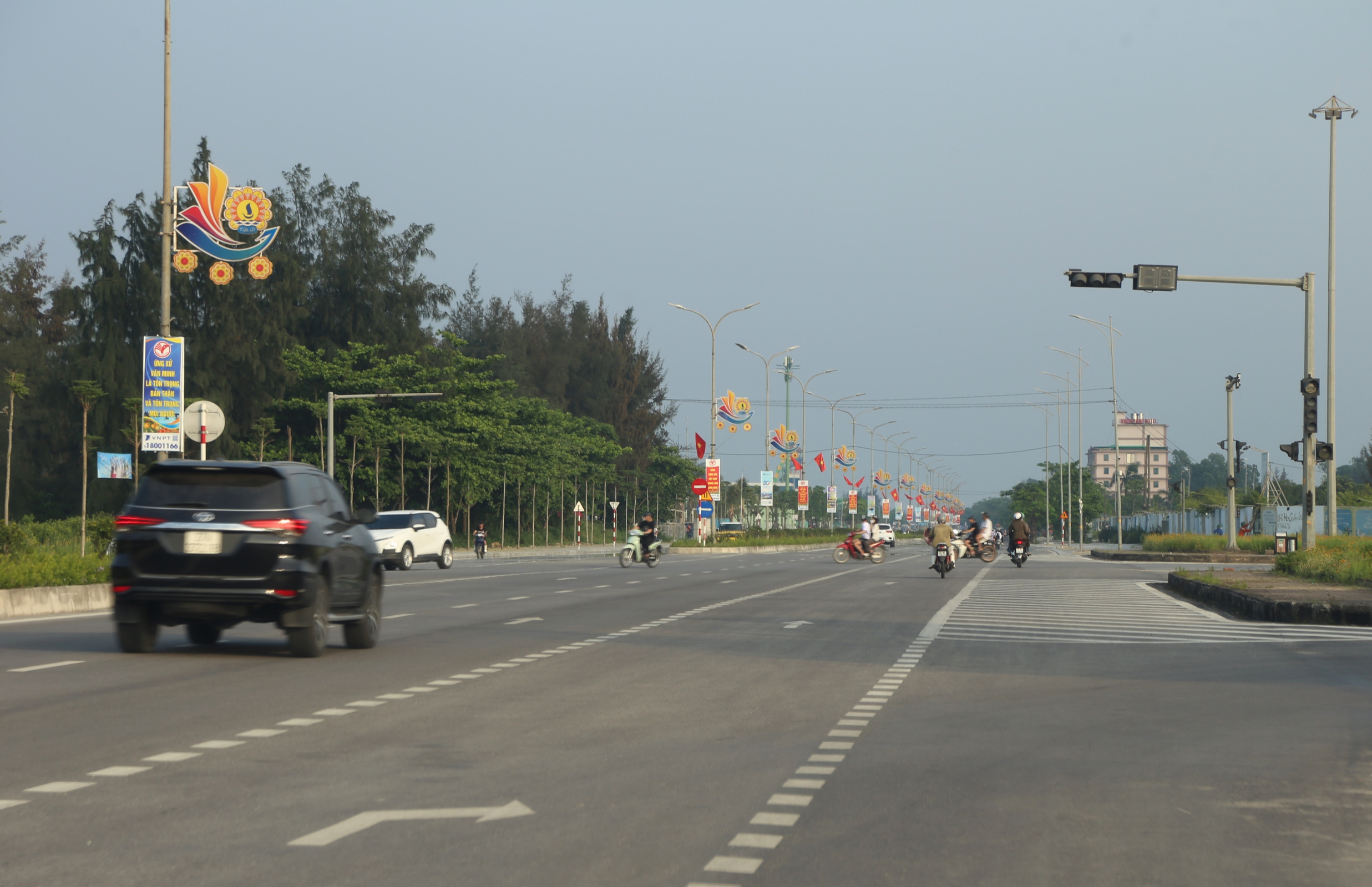 Tai nạn r&igrave;nh rập tr&ecirc;n tuyến đường đẹp nhất biển Cửa L&ograve; do 3 cụm đ&egrave;n t&iacute;n hiệu "bất động"- Ảnh 1.