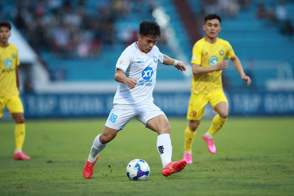 Tỏa s&aacute;ng ở V-League, tiền vệ L&yacute; C&ocirc;ng Ho&agrave;ng Anh c&oacute; thể trở lại tuyển Việt Nam?- Ảnh 2.