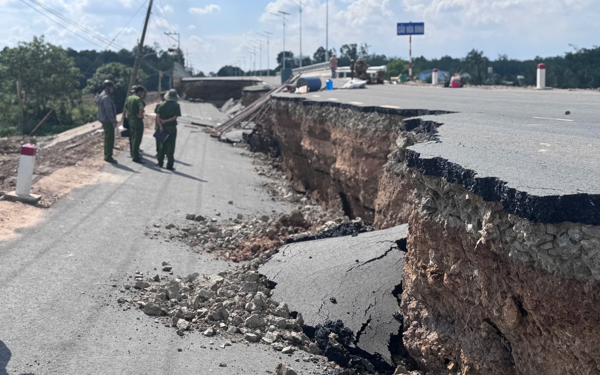 T&acirc;y Ninh: Chốt chặn đoạn đường dẫn cầu H&ograve;a B&igrave;nh bị sụp l&uacute;n để đảm bảo ATGT