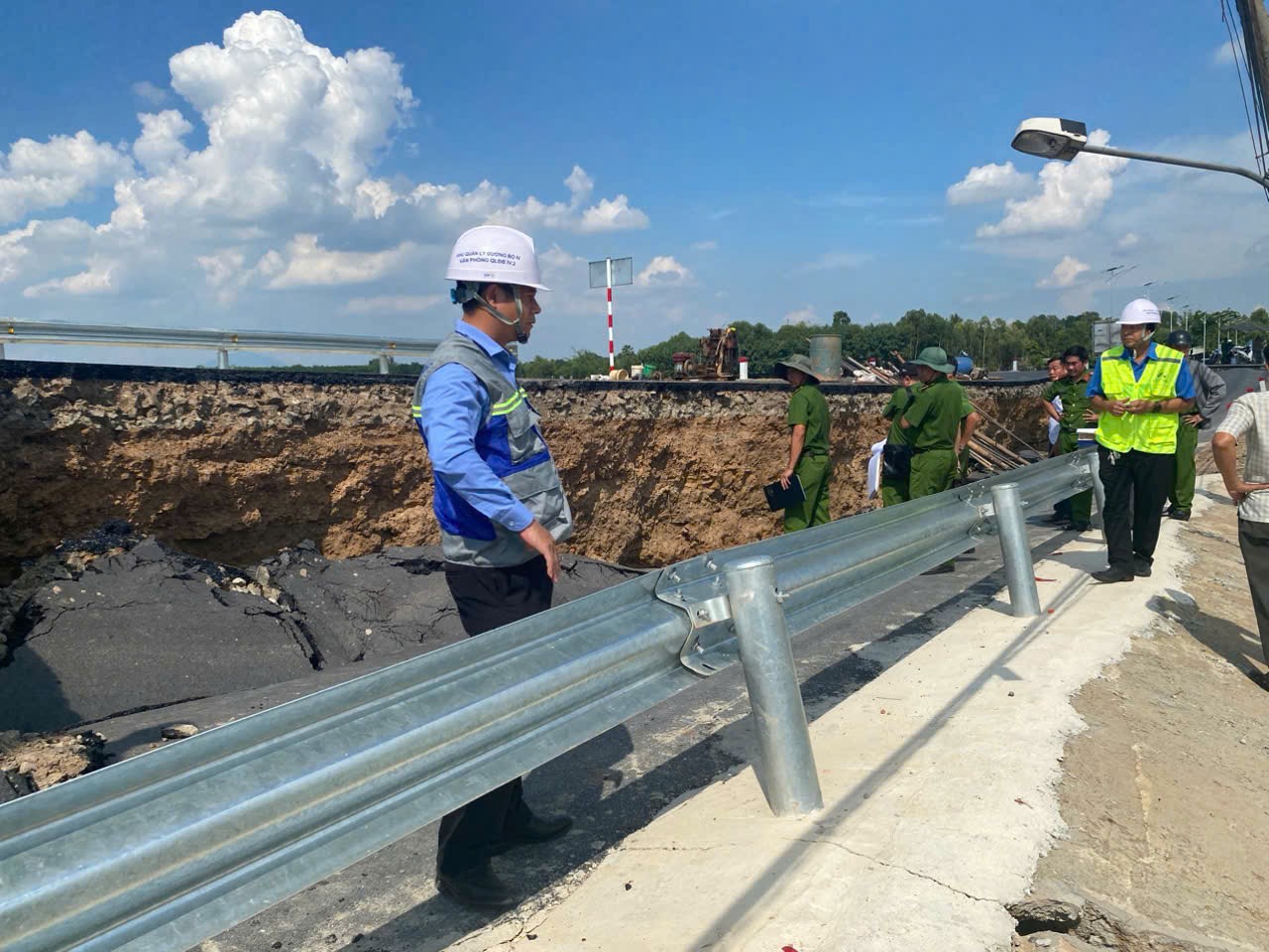 T&acirc;y Ninh: Chốt chặn đoạn đường dẫn cầu H&ograve;a B&igrave;nh bị sụp l&uacute;n để đảm bảo ATGT- Ảnh 8.