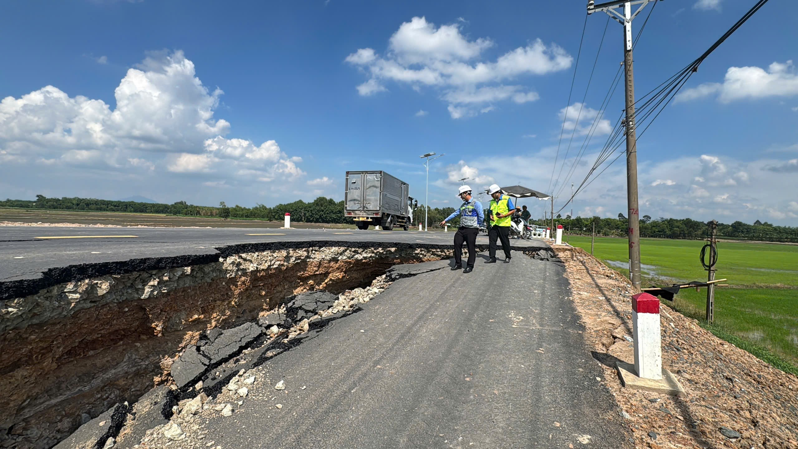 T&acirc;y Ninh: Chốt chặn đoạn đường dẫn cầu H&ograve;a B&igrave;nh bị sụp l&uacute;n để đảm bảo ATGT- Ảnh 9.
