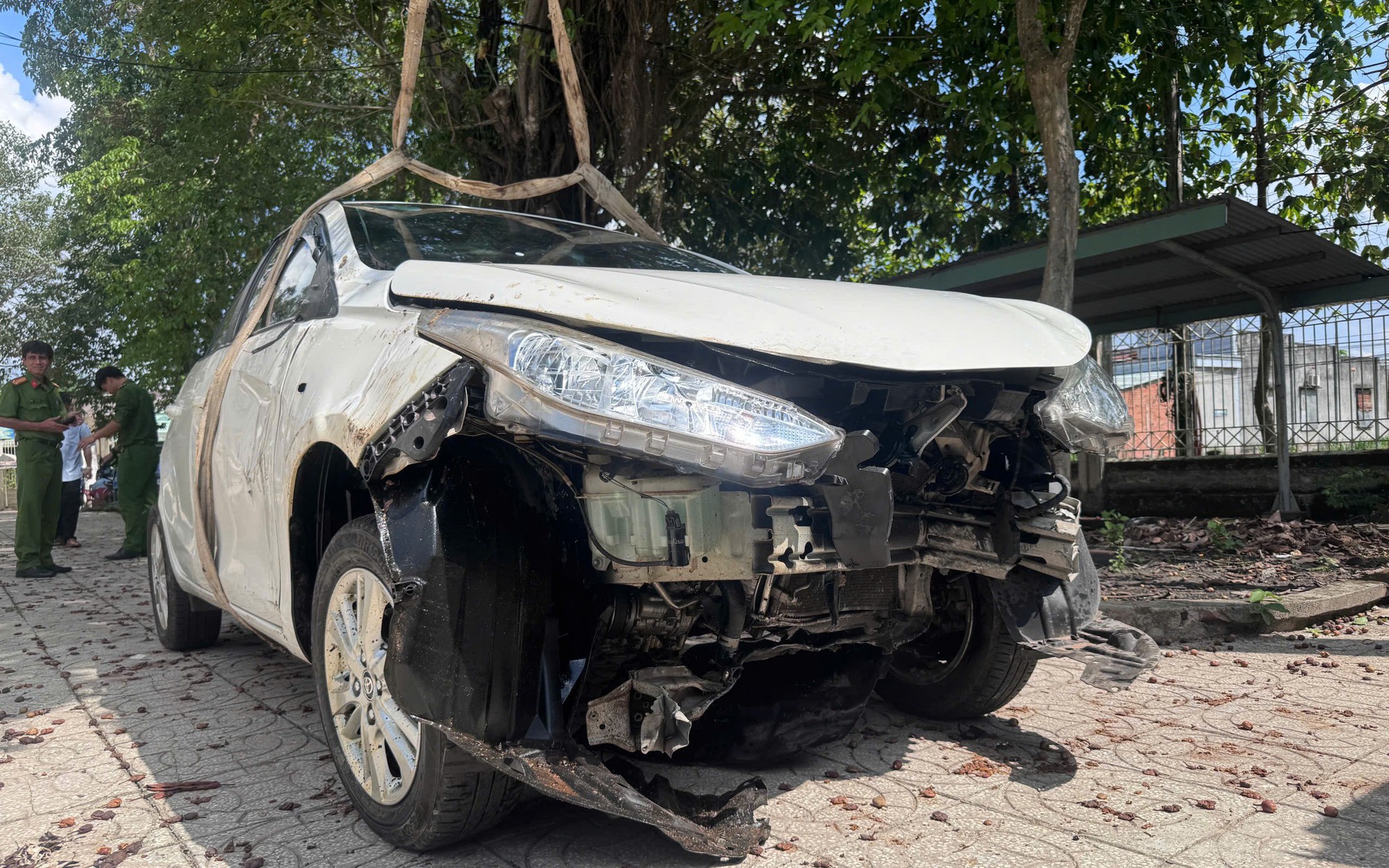 T&agrave;i xế &ocirc; t&ocirc; tho&aacute;t chết trong vụ sụp l&uacute;n đường ở T&acirc;y Ninh: 'C&ograve;n người l&agrave; c&ograve;n của'