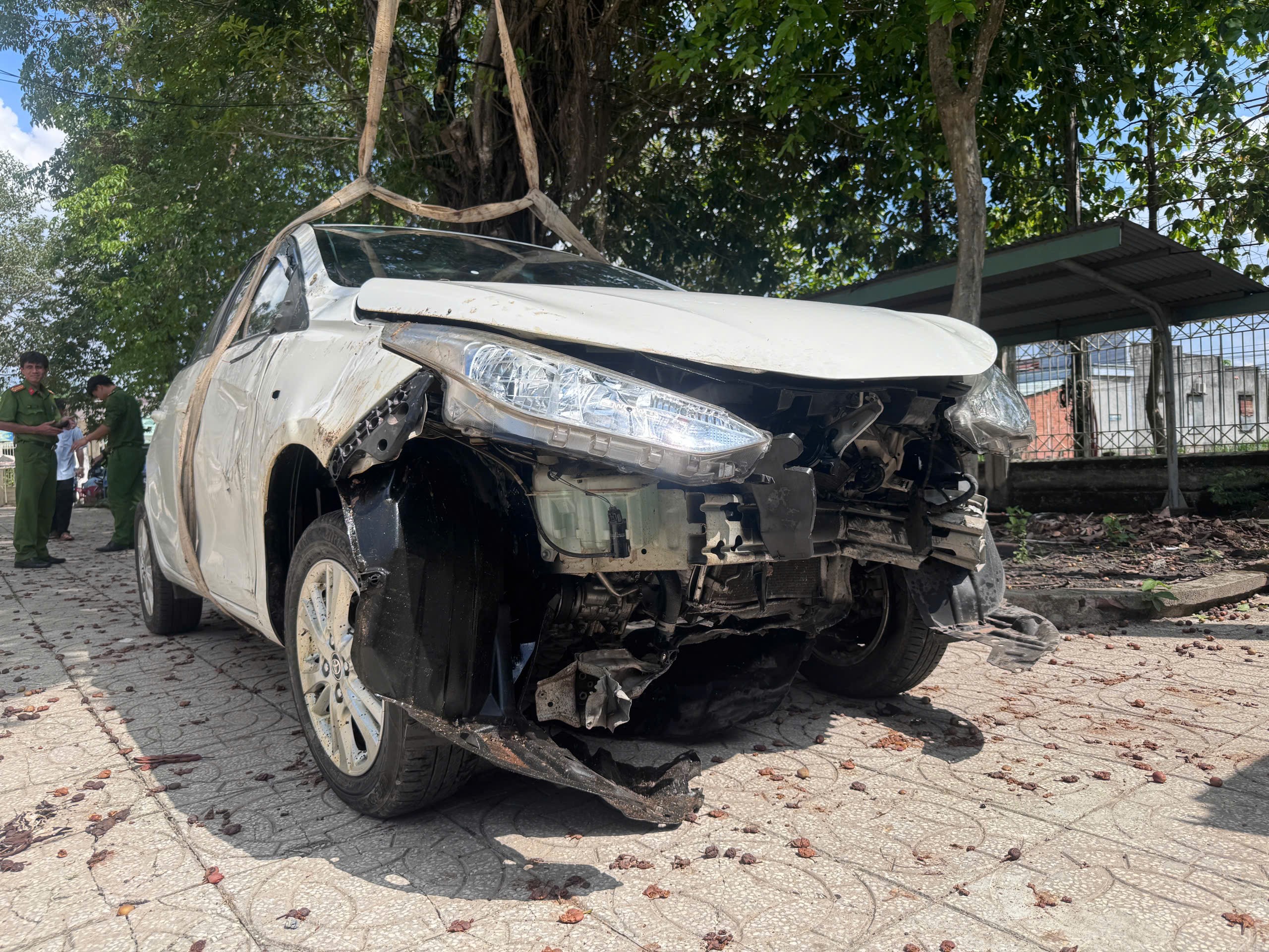 T&agrave;i xế &ocirc; t&ocirc; tho&aacute;t chết trong vụ sụp l&uacute;n đường ở T&acirc;y Ninh: "C&ograve;n người l&agrave; c&ograve;n của"- Ảnh 1.