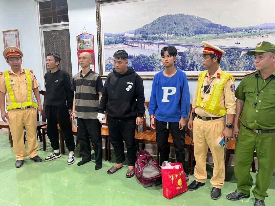 CSGT Quảng Ng&atilde;i bắt 4 nghi can tr&ecirc;n đường trốn chạy- Ảnh 1.