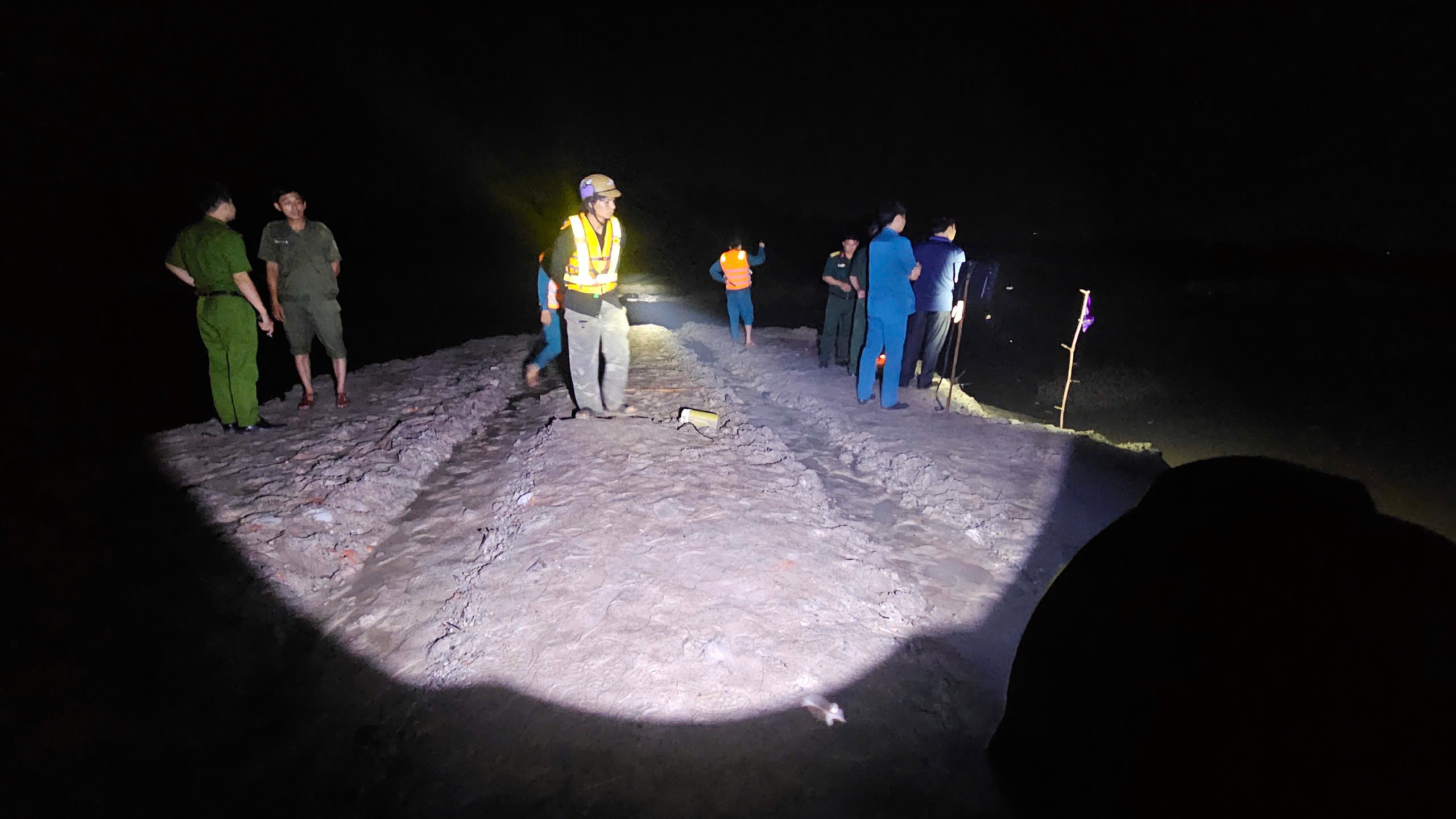 Tìm kiếm tài xế xe múc nghi bị nước cuốn ở Bình Dương- Ảnh 2. Tìm kiếm tài xế xe múc nghi bị nước cuốn ở Bình Dương- Ảnh 2.