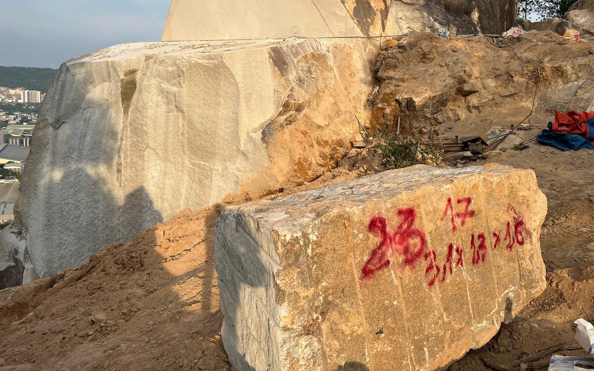 Bình Định: Khai thác khoáng sản vượt phép, một doanh nghiệp bị phạt hơn 1 tỷ đồng- Ảnh 2. Lộ diện danh tính các đối tượng khai thác đá trái phép tại núi Hòn Chà, Bình Định