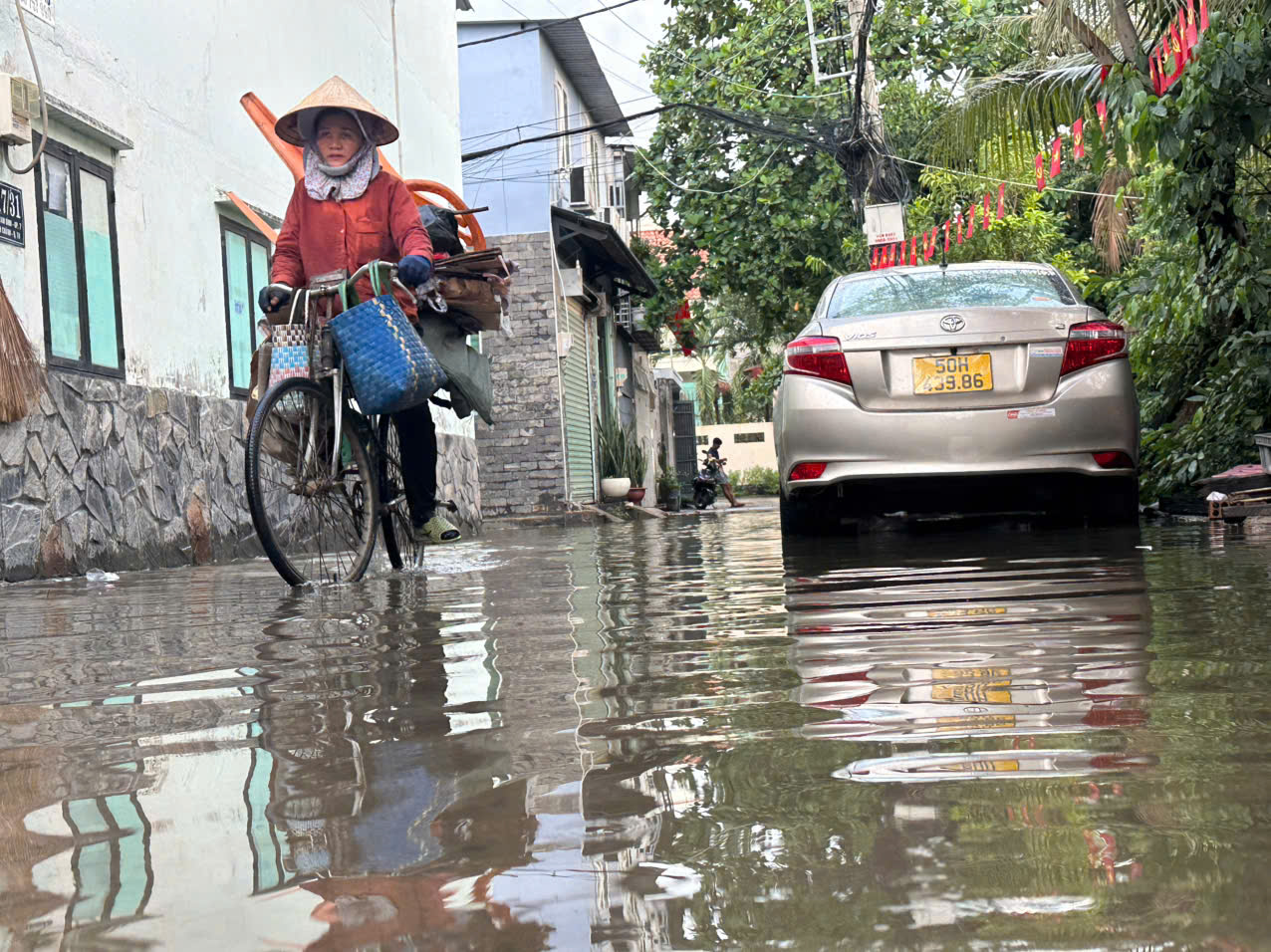 Nh&agrave; ngập nhiều ng&agrave;y sau cơn mưa lớn nhất 8 năm, người d&acirc;n Thủ Đức ng&aacute;n ngẩm- Ảnh 8.