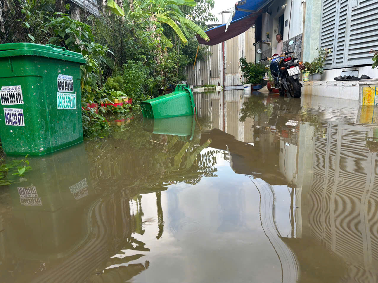 Nh&agrave; ngập nhiều ng&agrave;y sau cơn mưa lớn nhất 8 năm, người d&acirc;n Thủ Đức ng&aacute;n ngẩm- Ảnh 6.