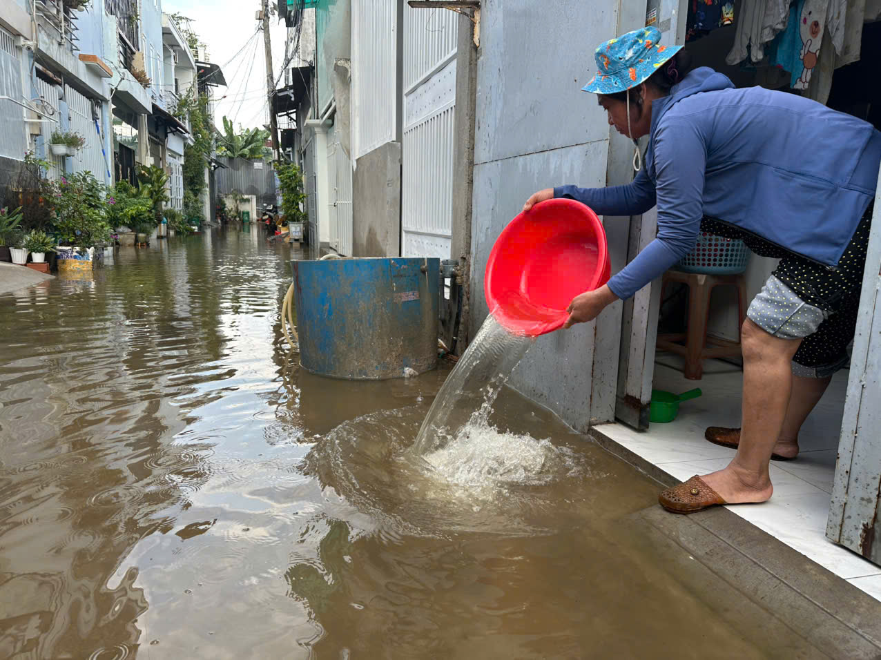 Nh&agrave; ngập nhiều ng&agrave;y sau cơn mưa lớn nhất 8 năm, người d&acirc;n Thủ Đức ng&aacute;n ngẩm- Ảnh 3.