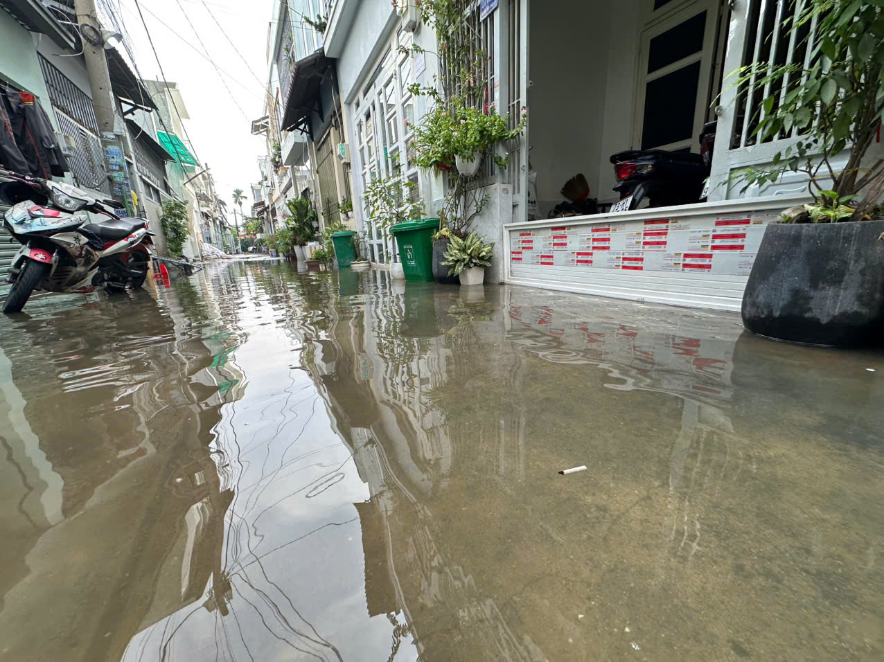 Nh&agrave; ngập nhiều ng&agrave;y sau cơn mưa lớn nhất 8 năm, người d&acirc;n Thủ Đức ng&aacute;n ngẩm- Ảnh 2.