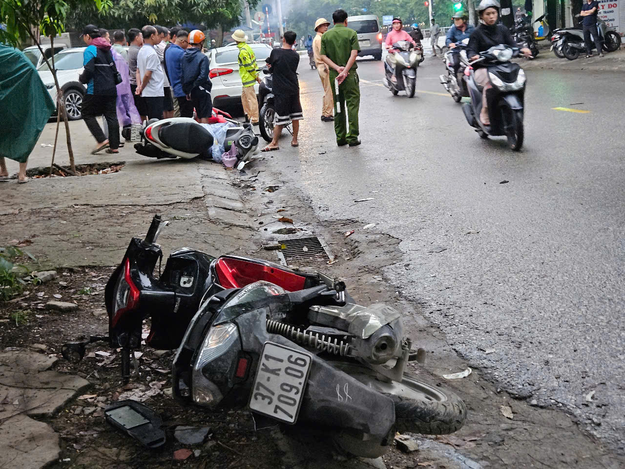 Tai nạn li&ecirc;n ho&agrave;n ở th&agrave;nh phố Vinh, nhiều người bị thương- Ảnh 3.