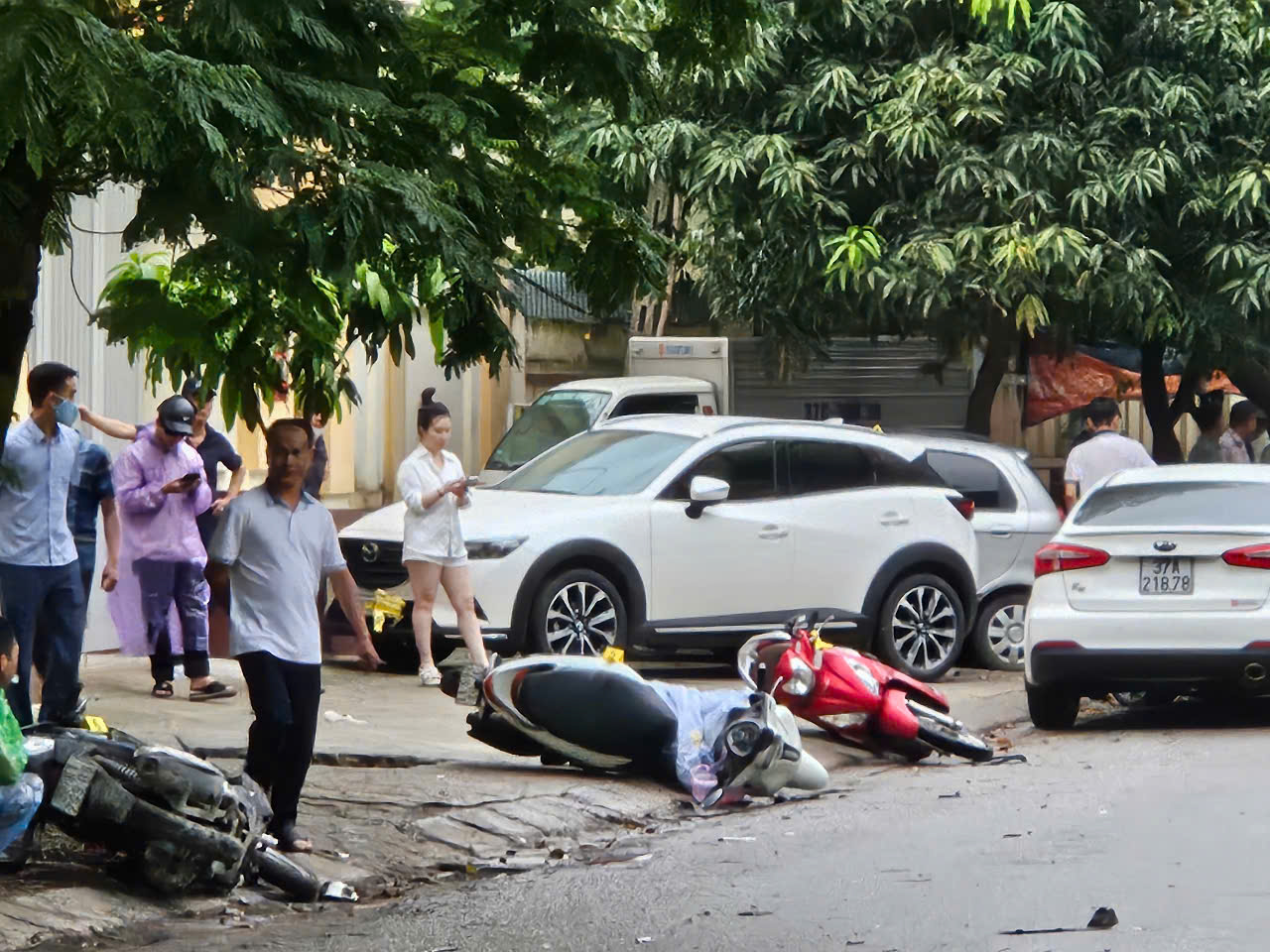 Tai nạn li&ecirc;n ho&agrave;n ở th&agrave;nh phố Vinh, nhiều người bị thương- Ảnh 1.