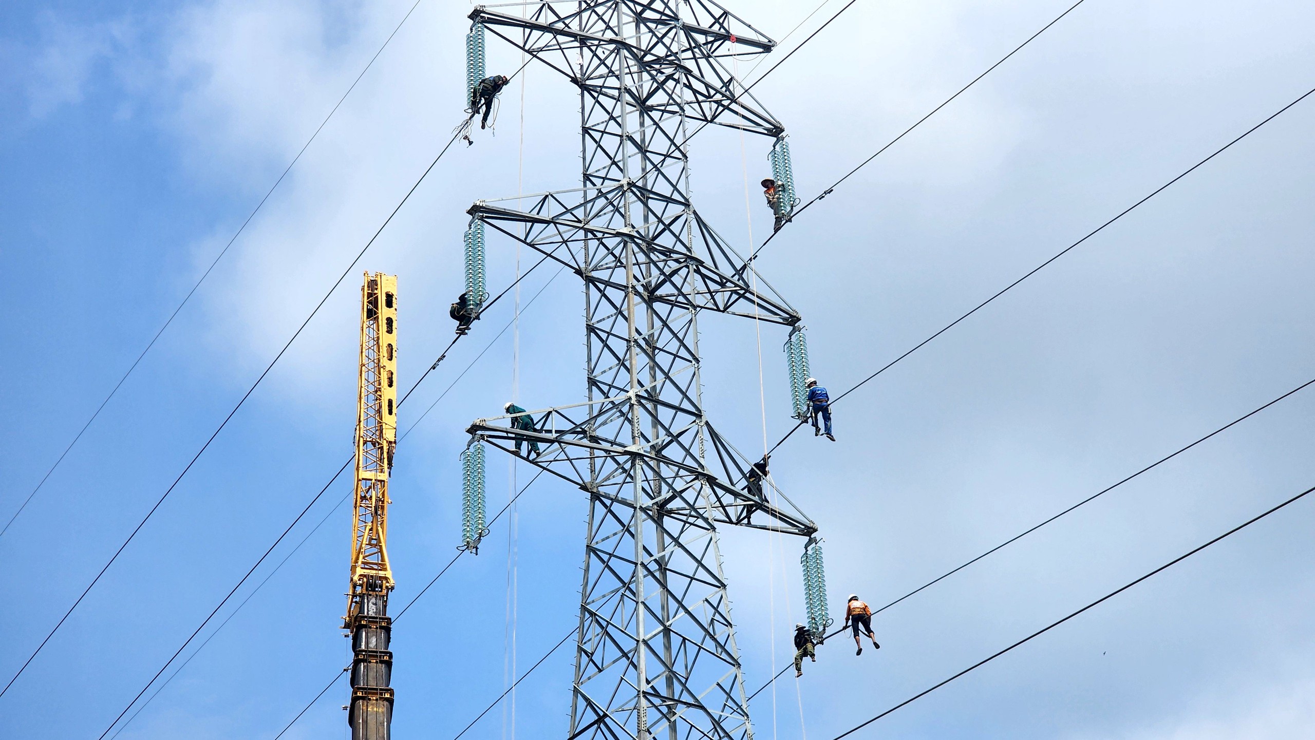 Th&aacute;o dỡ trụ điện cao thế, b&agrave;n giao mặt bằng tuyến tr&aacute;nh 1.800 tỷ đồng- Ảnh 7.