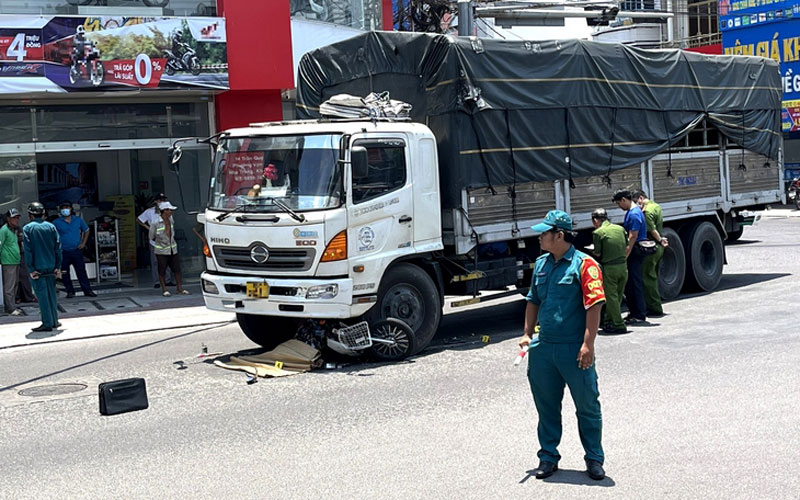 Hiện trường vụ tai nạn khiến người phụ nữ tử vong tại chỗ - Ảnh: Nguyễn Hoàng. Hiện trường vụ tai nạn khiến người phụ nữ tử vong tại chỗ - Ảnh: Nguyễn Hoàng.