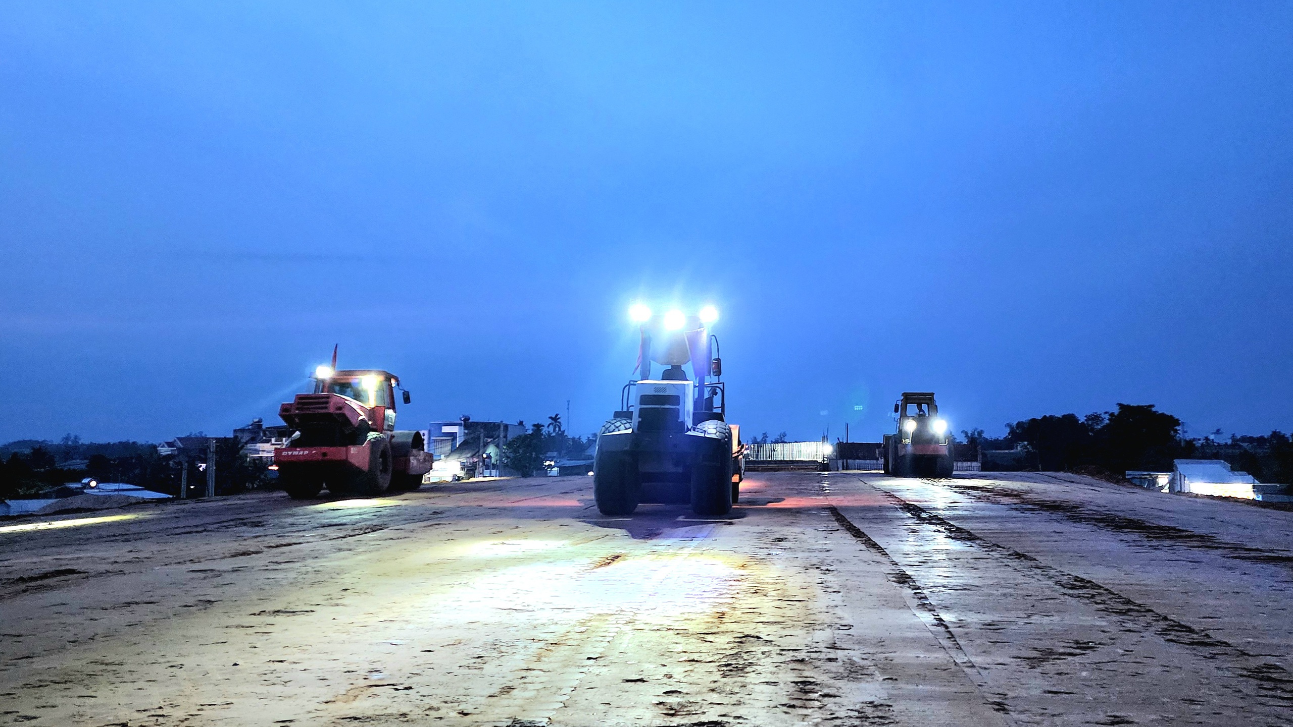 C&ocirc;ng trường cao tốc Quảng Ng&atilde;i - Ho&agrave;i Nhơn rộn r&agrave;ng xuy&ecirc;n đ&ecirc;m, quyết c&aacute;n đ&iacute;ch năm 2025- Ảnh 2.