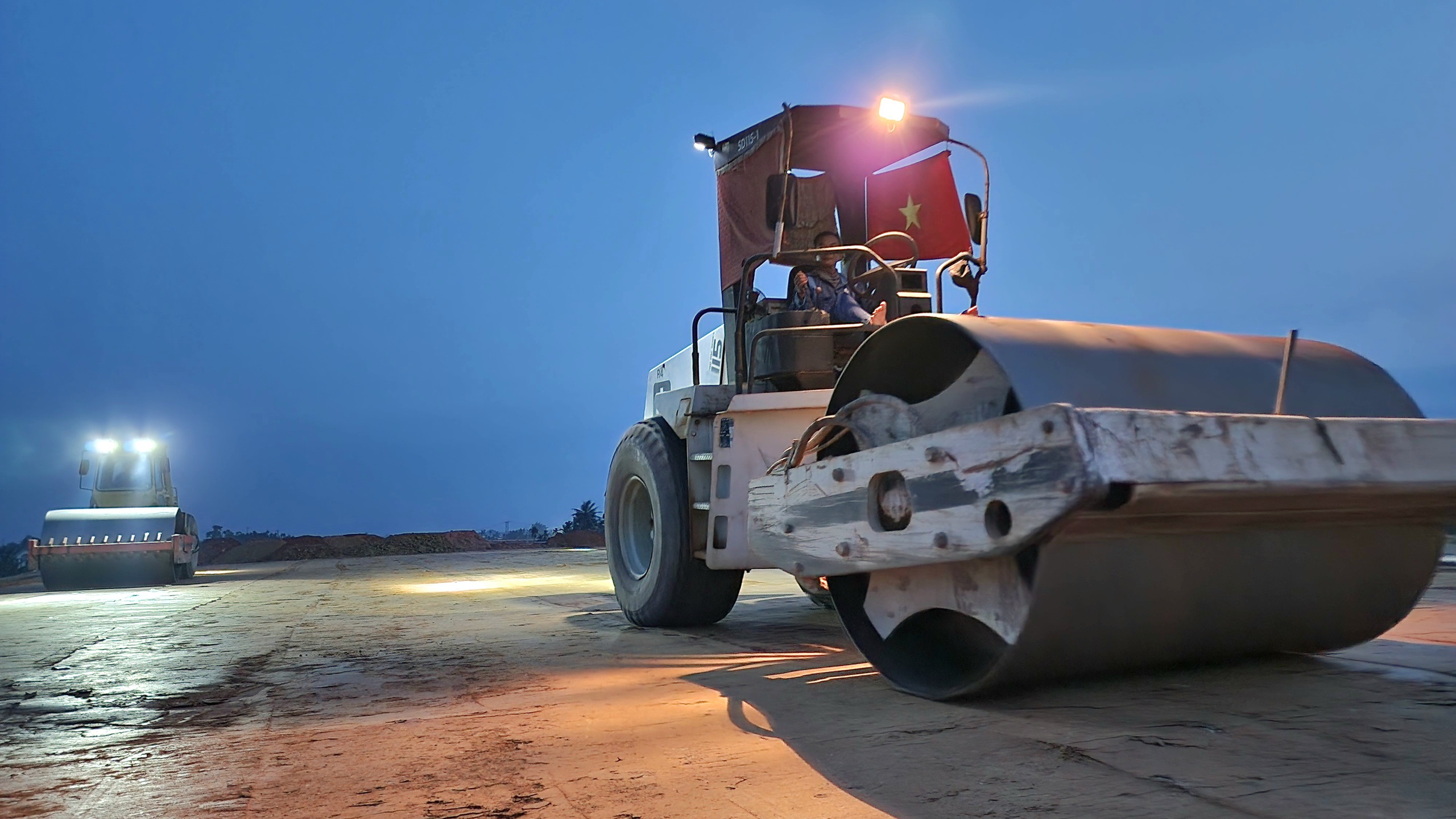 C&ocirc;ng trường cao tốc Quảng Ng&atilde;i - Ho&agrave;i Nhơn rộn r&agrave;ng xuy&ecirc;n đ&ecirc;m, quyết c&aacute;n đ&iacute;ch năm 2025- Ảnh 4.