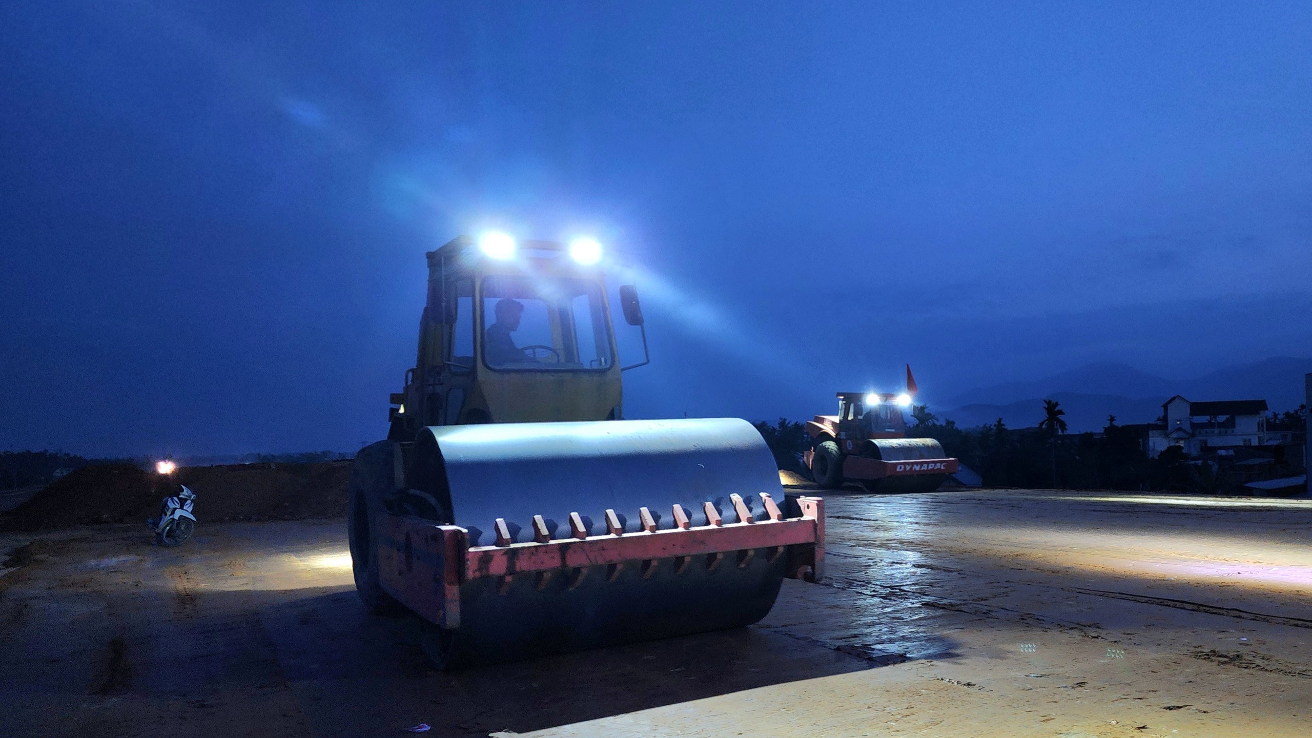 C&ocirc;ng trường cao tốc Quảng Ng&atilde;i - Ho&agrave;i Nhơn rộn r&agrave;ng xuy&ecirc;n đ&ecirc;m, quyết c&aacute;n đ&iacute;ch năm 2025- Ảnh 14.