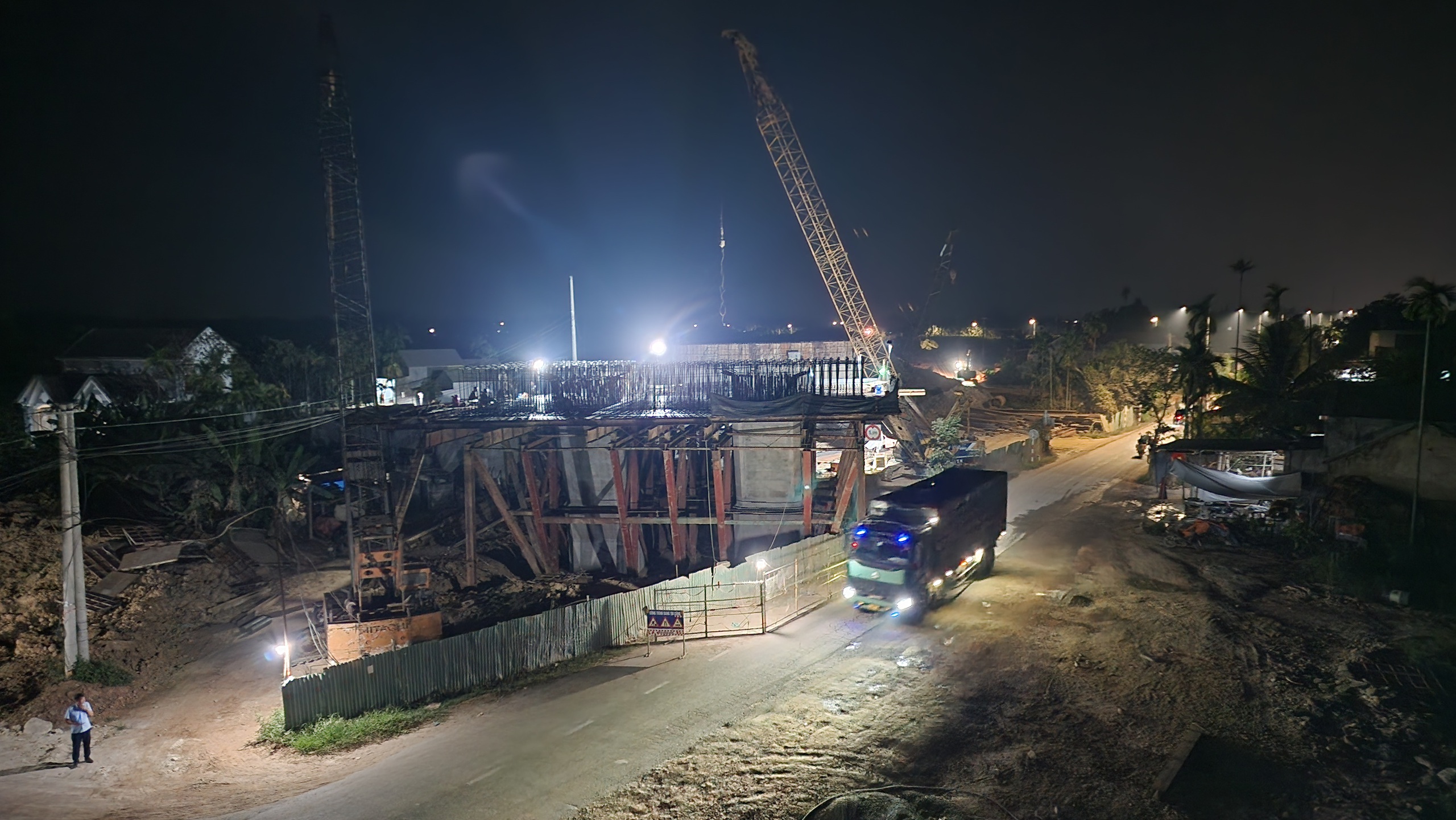 C&ocirc;ng trường cao tốc Quảng Ng&atilde;i - Ho&agrave;i Nhơn rộn r&agrave;ng xuy&ecirc;n đ&ecirc;m, quyết c&aacute;n đ&iacute;ch năm 2025- Ảnh 7.