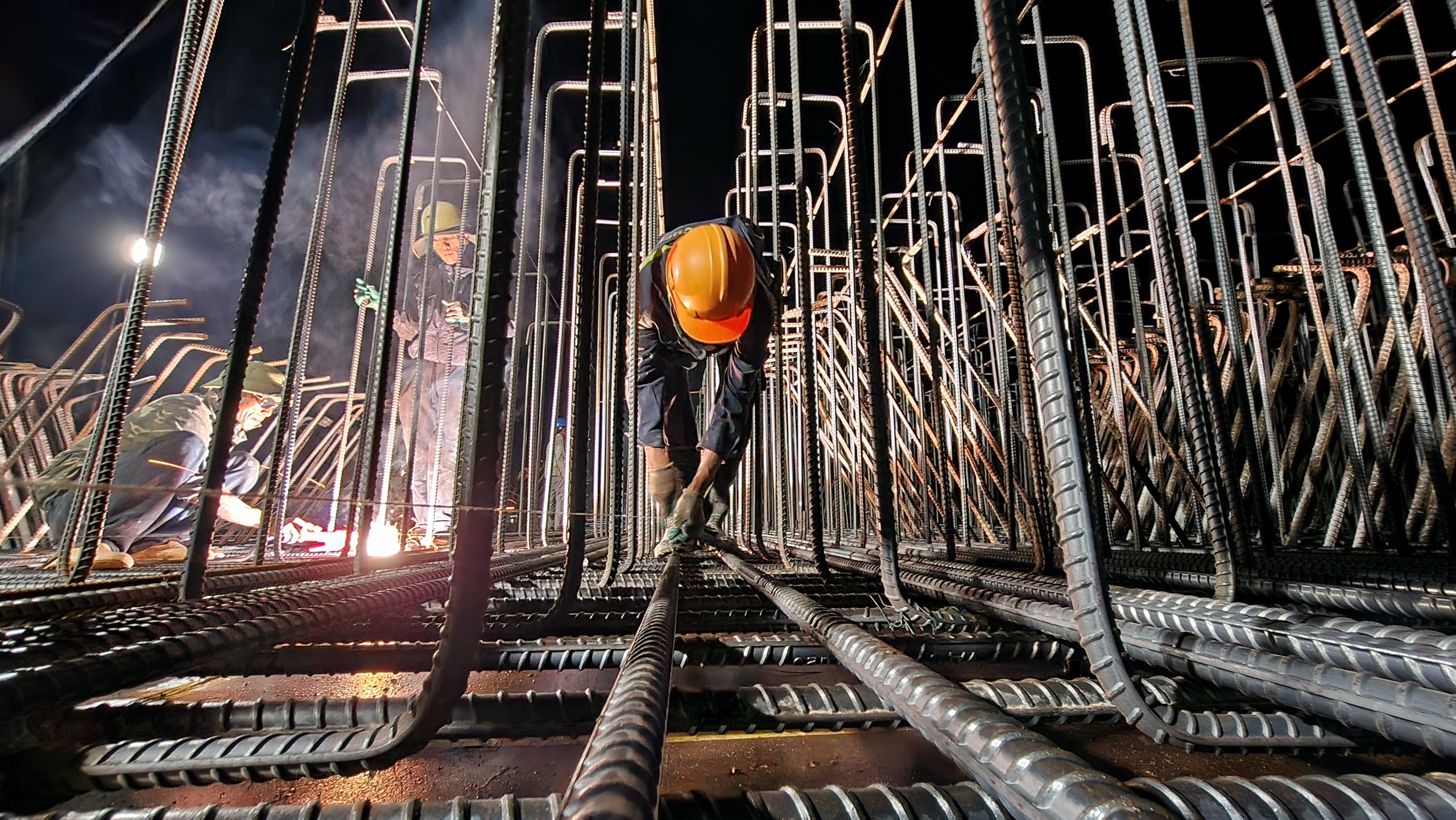 C&ocirc;ng trường cao tốc Quảng Ng&atilde;i - Ho&agrave;i Nhơn rộn r&agrave;ng xuy&ecirc;n đ&ecirc;m, quyết c&aacute;n đ&iacute;ch năm 2025- Ảnh 8.