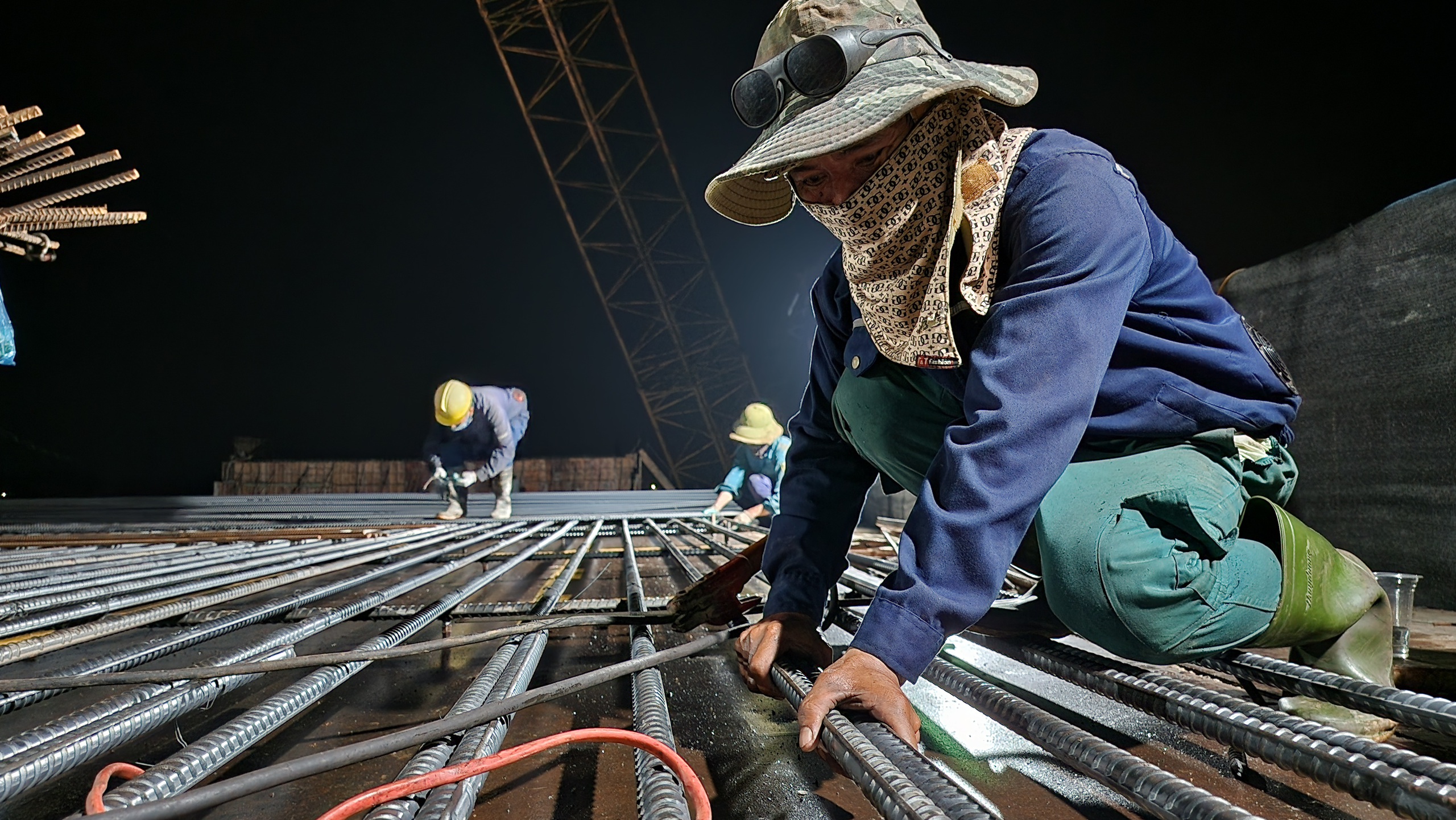 C&ocirc;ng trường cao tốc Quảng Ng&atilde;i - Ho&agrave;i Nhơn rộn r&agrave;ng xuy&ecirc;n đ&ecirc;m, quyết c&aacute;n đ&iacute;ch năm 2025- Ảnh 10.