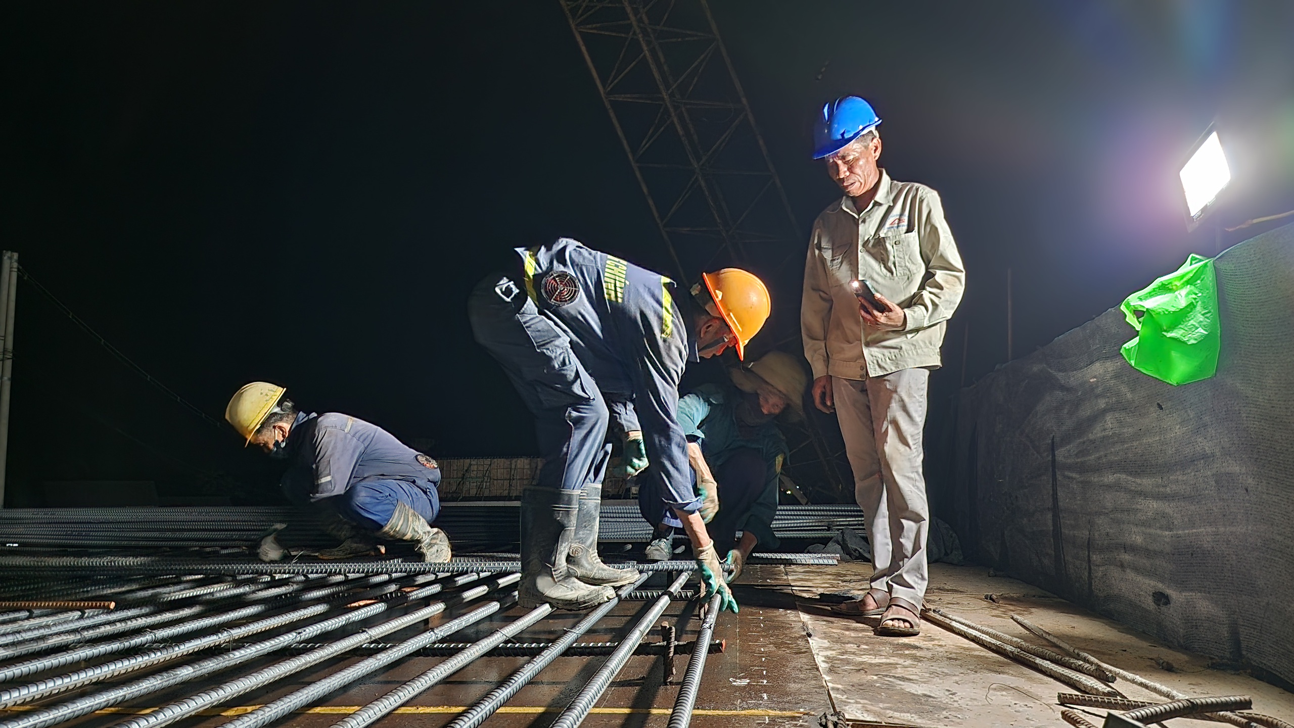 C&ocirc;ng trường cao tốc Quảng Ng&atilde;i - Ho&agrave;i Nhơn rộn r&agrave;ng xuy&ecirc;n đ&ecirc;m, quyết c&aacute;n đ&iacute;ch năm 2025- Ảnh 12.