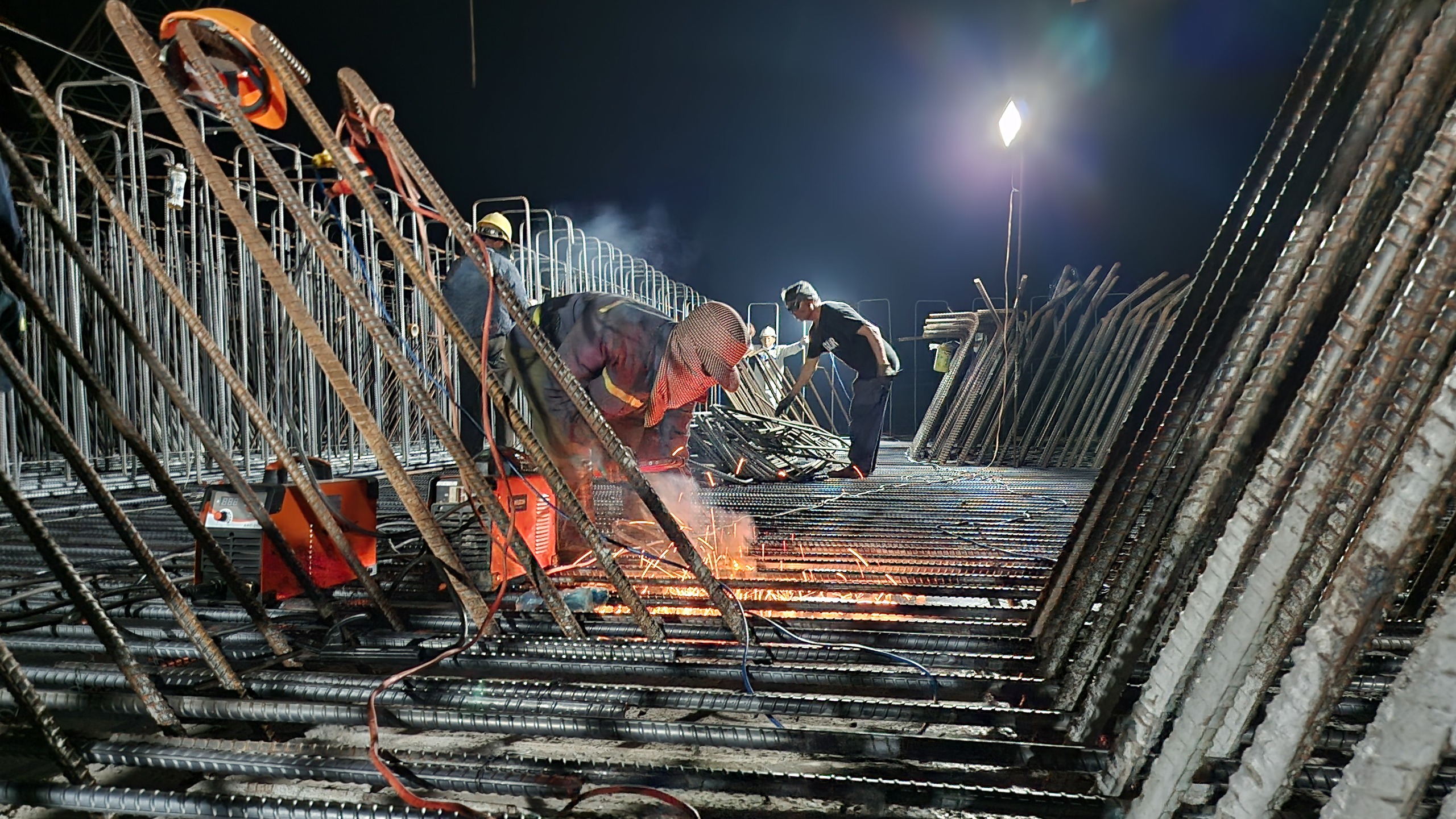 C&ocirc;ng trường cao tốc Quảng Ng&atilde;i - Ho&agrave;i Nhơn rộn r&agrave;ng xuy&ecirc;n đ&ecirc;m, quyết c&aacute;n đ&iacute;ch năm 2025- Ảnh 11.