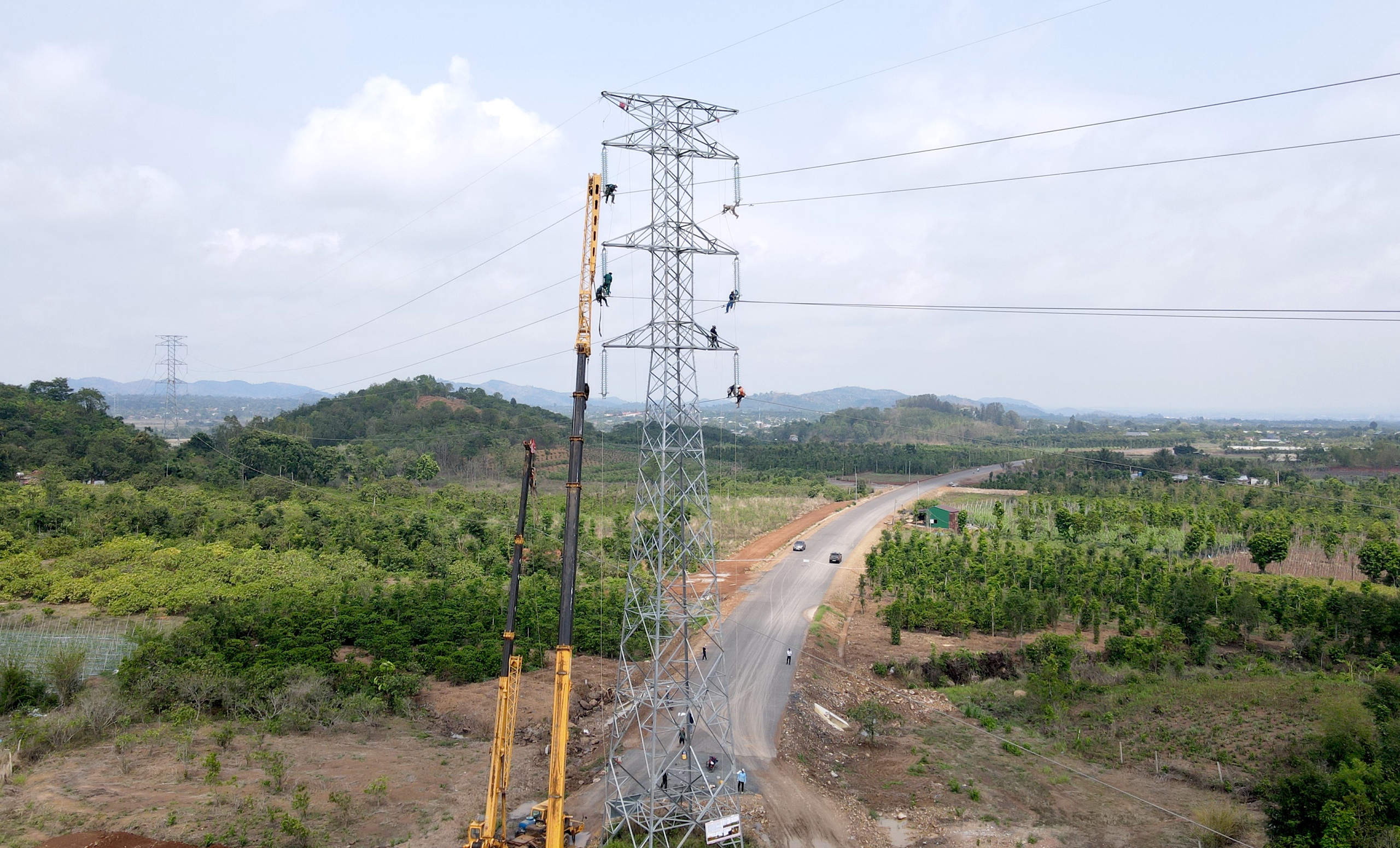 Th&aacute;o dỡ trụ điện cao thế, b&agrave;n giao mặt bằng tuyến tr&aacute;nh 1.800 tỷ đồng- Ảnh 10.