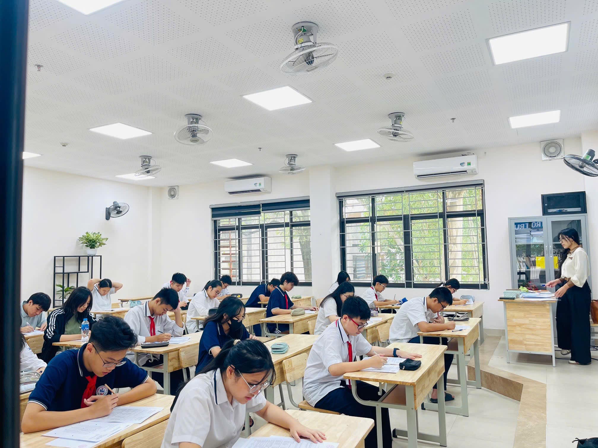 Thầy tr&ograve; gấp r&uacute;t chuẩn bị kỳ thi v&agrave;o lớp 10 theo chương tr&igrave;nh mới- Ảnh 1.
