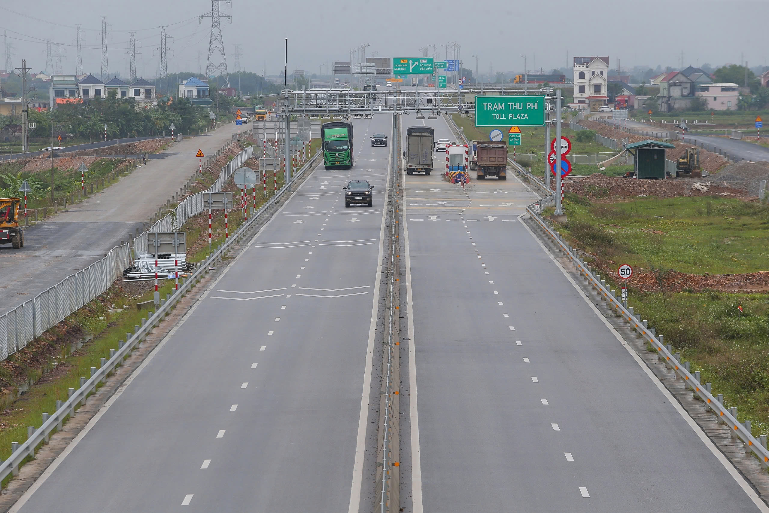 Bộ X&acirc;y dựng y&ecirc;u cầu r&agrave; so&aacute;t, xử l&yacute; bất cập tổ chức giao th&ocirc;ng tr&ecirc;n cao tốc- Ảnh 1.