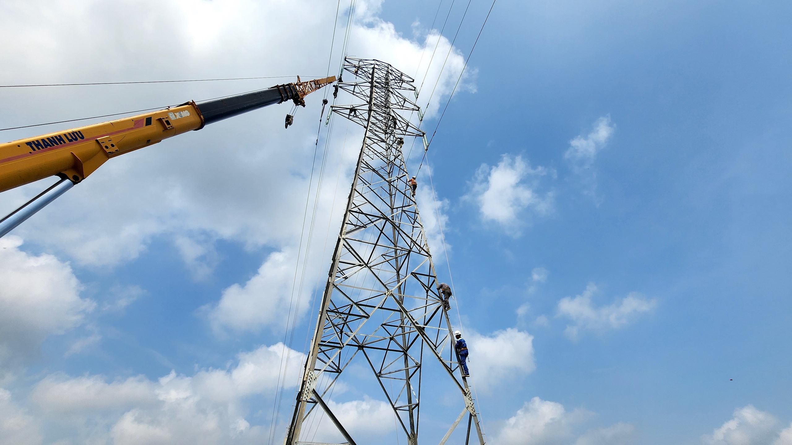 Th&aacute;o dỡ trụ điện cao thế, b&agrave;n giao mặt bằng tuyến tr&aacute;nh 1.800 tỷ đồng- Ảnh 2.