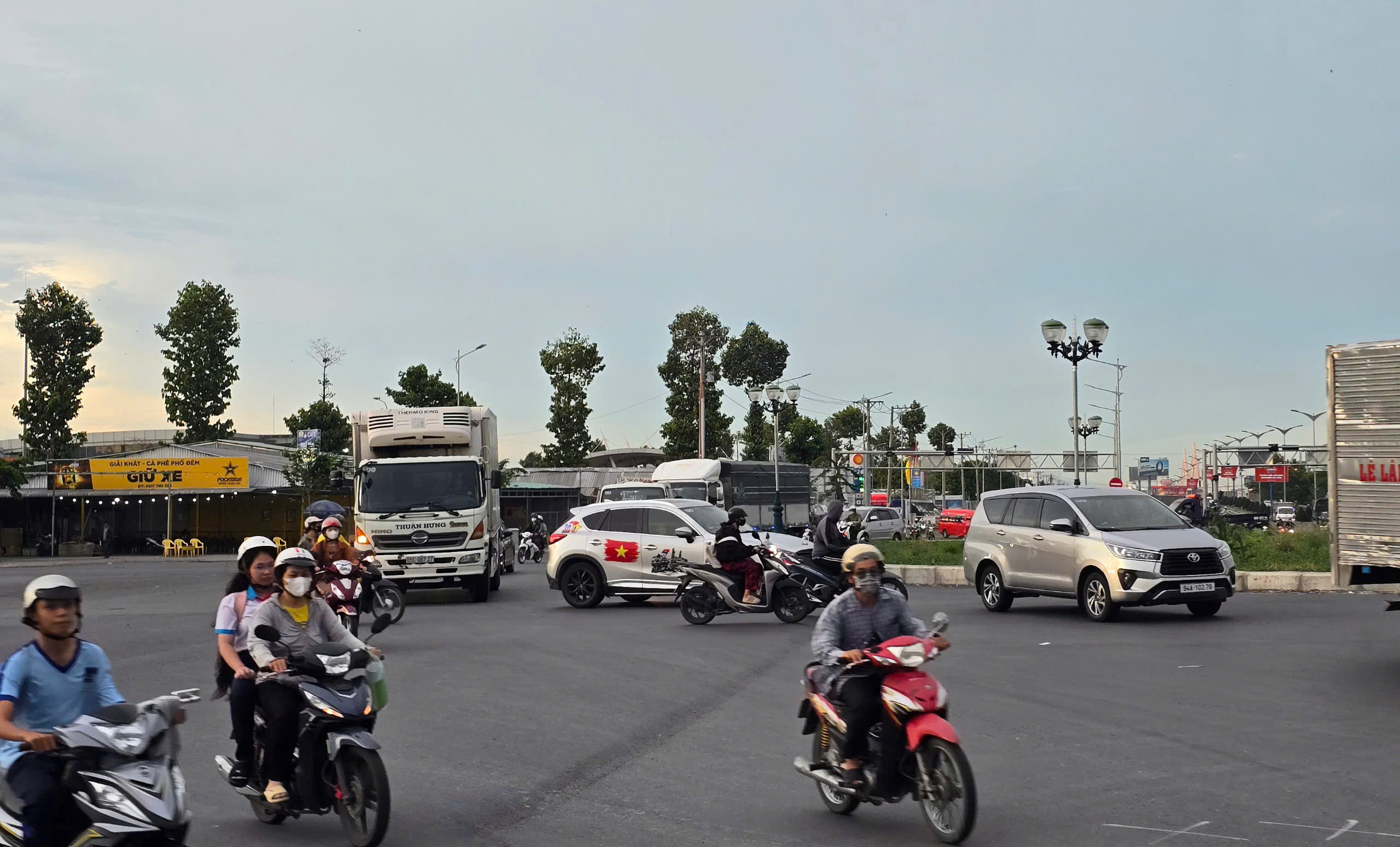 Cần Thơ: Nguy cơ mất an to&agrave;n tại n&uacute;t giao v&ograve;ng xoay cầu Trần Ho&agrave;ng Na- Ảnh 2.