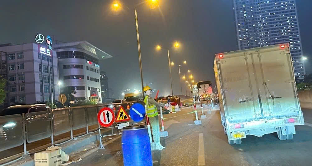 H&agrave; Nội: Cấm phương tiện đi đường tr&ecirc;n cao V&agrave;nh đai 3 hướng Big C - Mai Dịch- Ảnh 1.